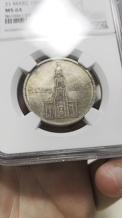 博洋堂蛇年收官专场暨第161期（全场包邮） NGC MS64 极美五彩德国1934年加字教堂5马克银币，海量进入流通品种，MS的币本就难觅，更别提带彩64分，上周万国一枚65白币成交价含佣约5150元，这枚五彩64分将会是性价比之王