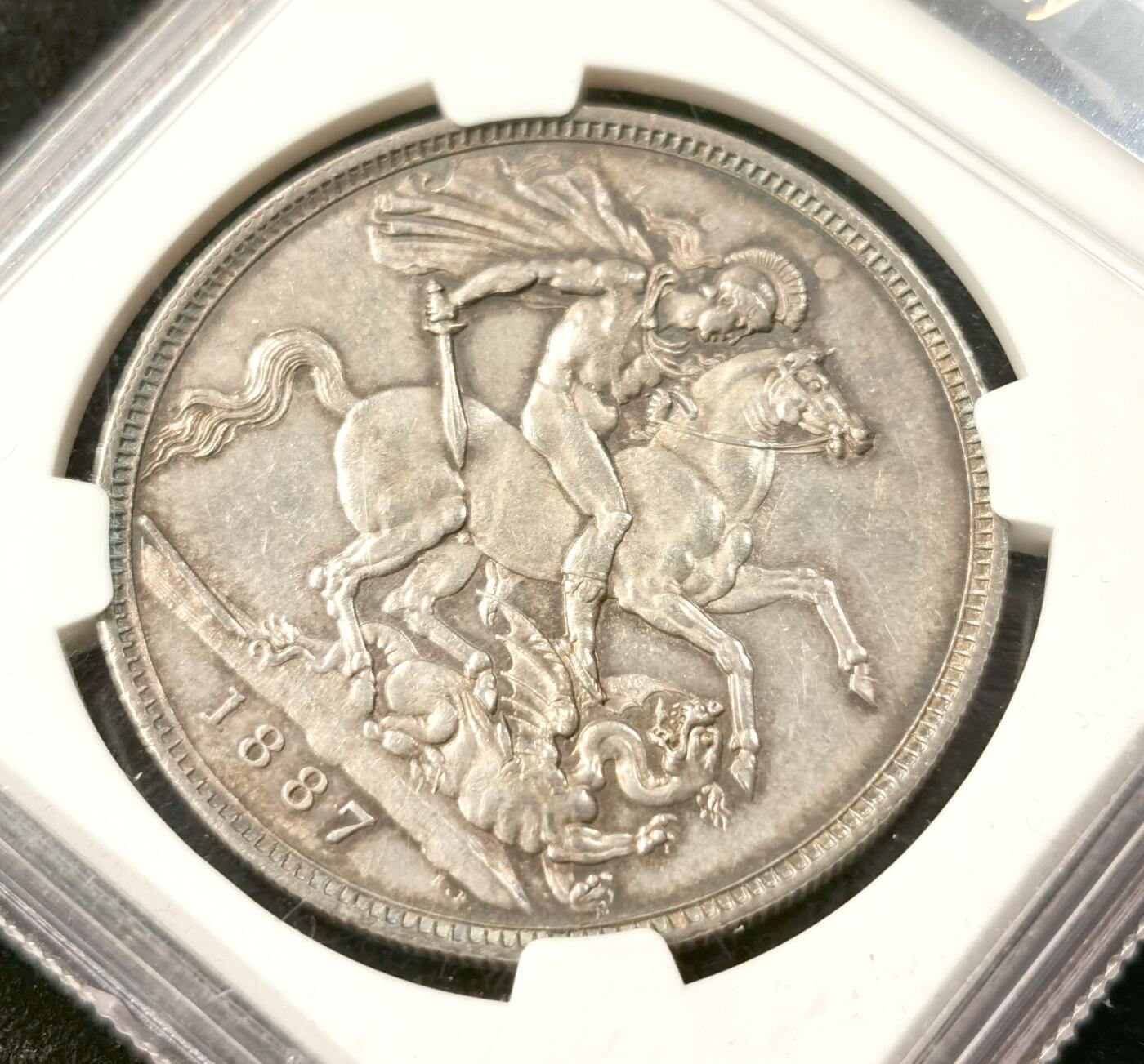 “福币呈祥”新年甄品场（直播拍卖）甄臻铺-世界币章拍卖（第50期），送拍享返佣金等优惠多多 NGC-MS62 英国 1887年 维多利亚一世女王高冠马剑克朗银币，包浆漂亮，深打极美品！