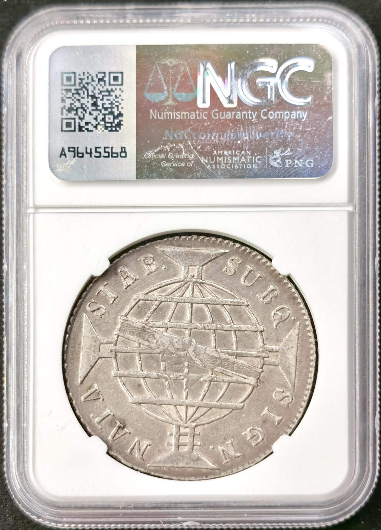 “福币呈祥”新年甄品场（直播拍卖）甄臻铺-世界币章拍卖（第50期），送拍享返佣金等优惠多多 NGC-AU55 1816年葡属巴西960瑞尔大银币 南美大银 底板双柱痕迹依稀可见 状态很不错 盒子小磕不影响气密性