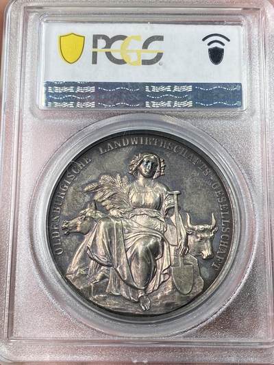 万国钱币拍卖第061期（马年首拍） PCGS SP63 1868年德国奥尔登堡大公国纪念奥尔登堡农业协会成立50周年大银章 正面奥尔登堡大公彼得·弗里德里希·路德维希与王后尼古拉斯·弗里德里希·彼得高浮雕侧相 背面农业女神端坐在中央 超高浮雕原味淡彩极美 罕见小邦品种收藏级品质 PC唯一亚军更高仅一枚