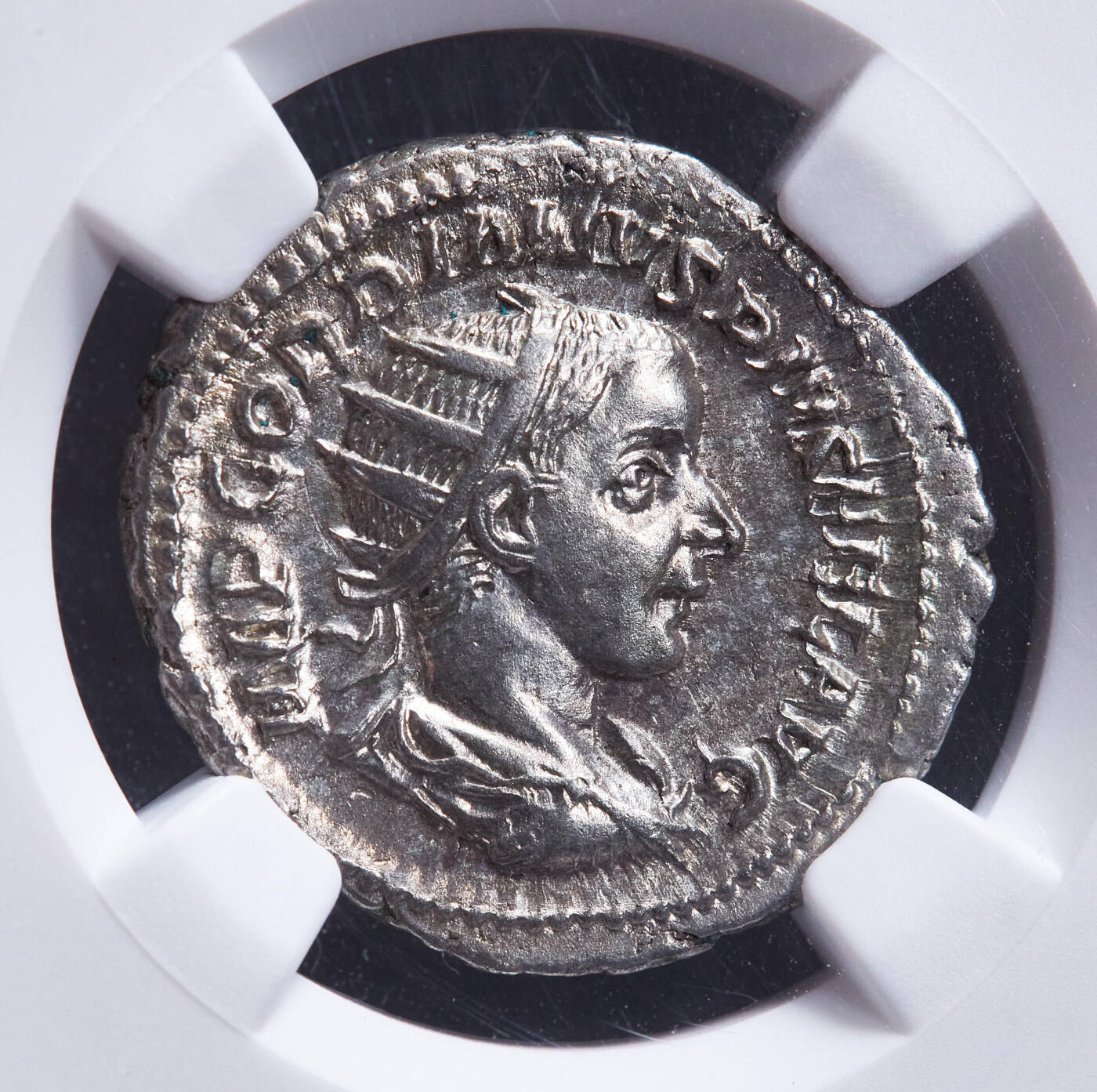 【俄甄集藏】马年新春第一拍 2026年(048)02-25星期三 晚 19:30 全场包邮 古罗马帝国公元241年戈尔迪安三世双狄纳里朱庇特银币，NGC Ch AU(Str 4/5, Sur 3/5)，罗马造币厂打制，正面皇帝戈尔迪安三世戴桂冠头像，币文：最高统帅，戈尔迪安，虔敬者，幸运的，奥古斯都，背面朱庇特站像