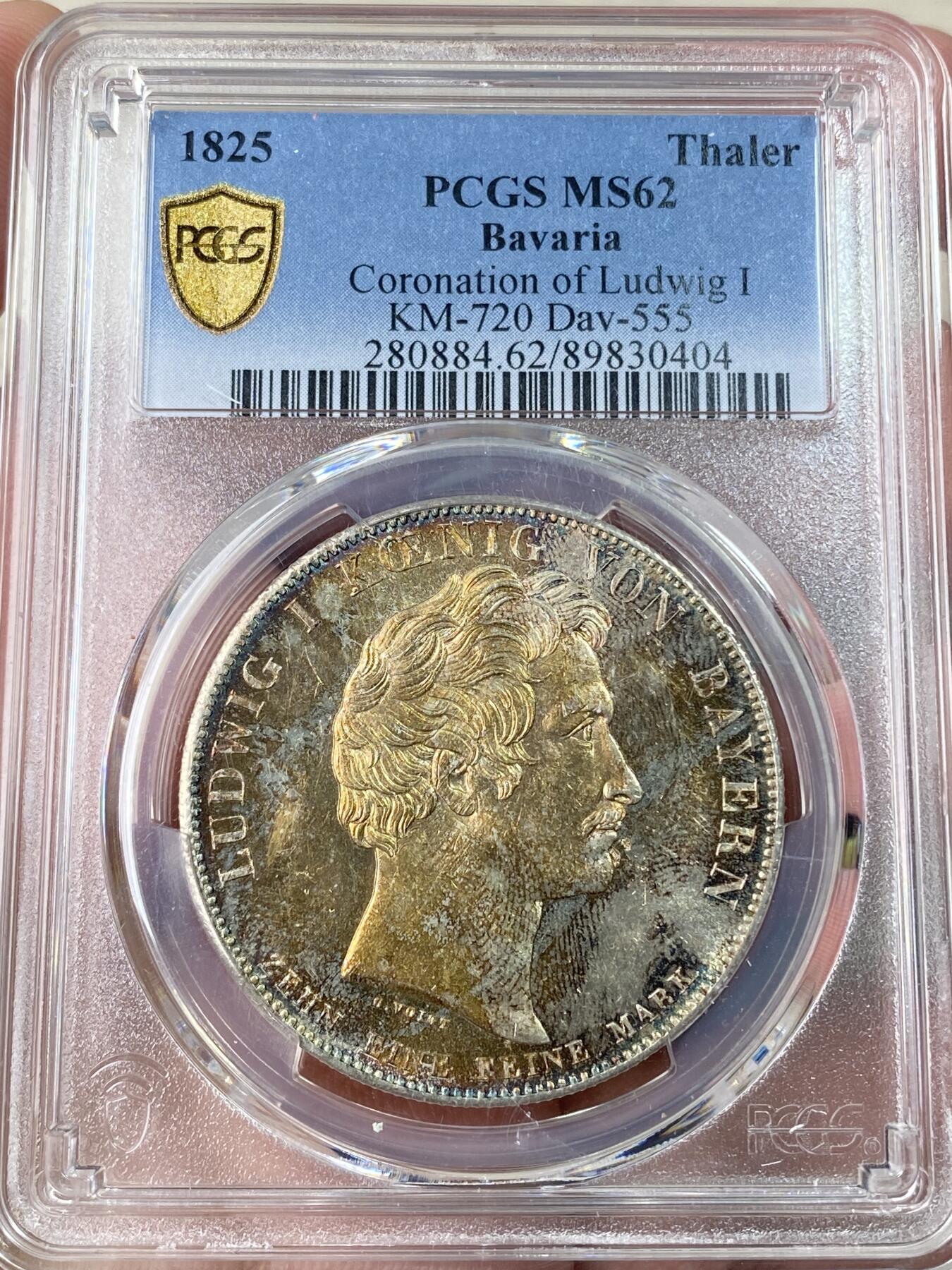 万国钱币拍卖第061期（马年首拍） PCGS MS62 1825年德国巴伐利亚路德维希一世加冕纪念历史大泰勒 历史泰勒系列开山之作 记录了国王路德维希一世登基加冕克承大统的重要时刻 路一身穿金丝镶边华服 颈戴十字架吊坠 左手握剑 右手持权杖 置于桌面的宪法之上 手边还有王冠一顶 金色色调彩光全深打浮雕喷砂质感 孔雀蓝环五彩点缀其中 德系历史泰勒名品收藏级