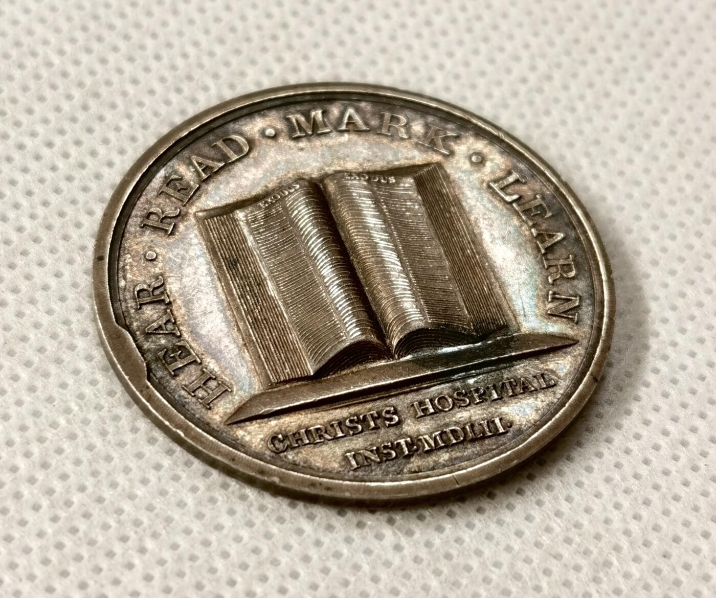 甄臻铺-世界币章拍卖（第51期），送拍享返佣金等优惠多多 1889年英国国王爱德华六世银质纪念章，英国皇家克里斯托斯医院（Christ's Hospital）颁发，直径35毫米，重15.5克。正面是国王爱德华六世头像，背面是“HEAR·READ·MARK·LEARN”及医院字样，边缘有年份和造币标记