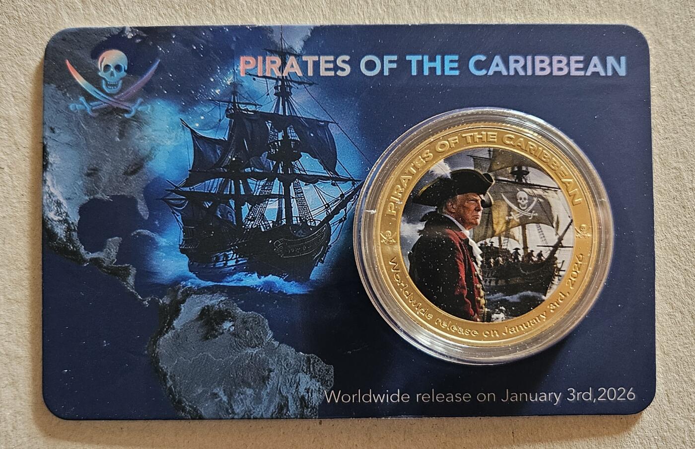 【币将精彩】世界钱币马年新春拍卖（2026-2-22） 2026年加勒比海盗特朗普纪念章，材质为合金镀金，直径40毫米，章由《加勒比海盗》影迷俱乐部发行，发行量9999枚。