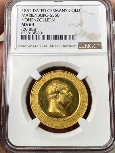 万国钱币拍卖第061期（马年首拍） - NGC MS63 1851年德国霍亨索伦王室向普鲁士效忠纪念金章 1849年霍亨索伦-锡格马林根-黑兴根自愿放弃主权 宣誓效忠普鲁士 1850年三方皇室在霍亨索伦城堡举行领地世袭效忠仪式 威廉四世在仪式上将此章作为皇室赠礼赠送给相关成员 金质仅制作34枚 且其中有22枚作为通用版赠送 12枚作为国王荣誉礼赠 此种等级的金质品种在整个普鲁士章牌中都是翘楚般的存在 世间罕有的馆藏级古典艺术章牌藏品