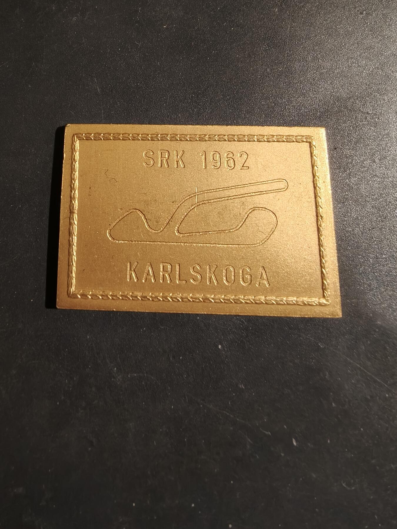 老王徽章第182期 瑞典库尔思佳赛车俱乐部方形镀金大铜章     尺寸50×35mm    重量35.6g