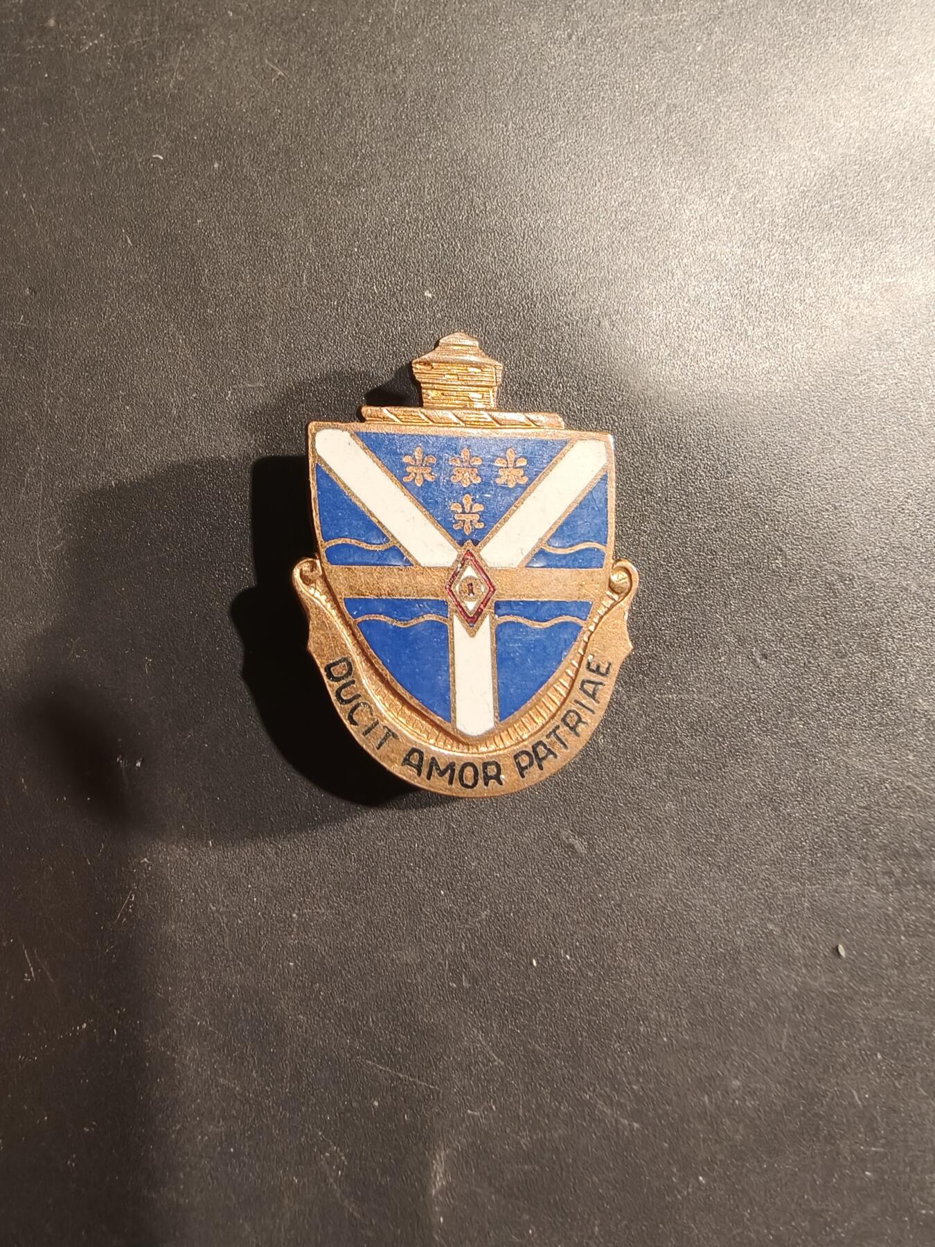 老王徽章第182期 美国陆军131步兵团证章   铜质珐琅   二战时期横针版   缺针