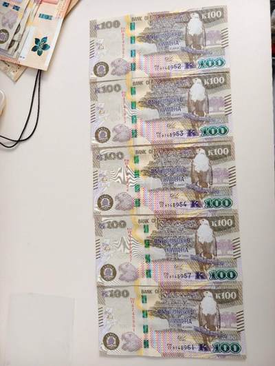 春节钱币瓷器清货捡漏拍场 - 赞比亚100克瓦查纸币 全新UNC五张，有跳号