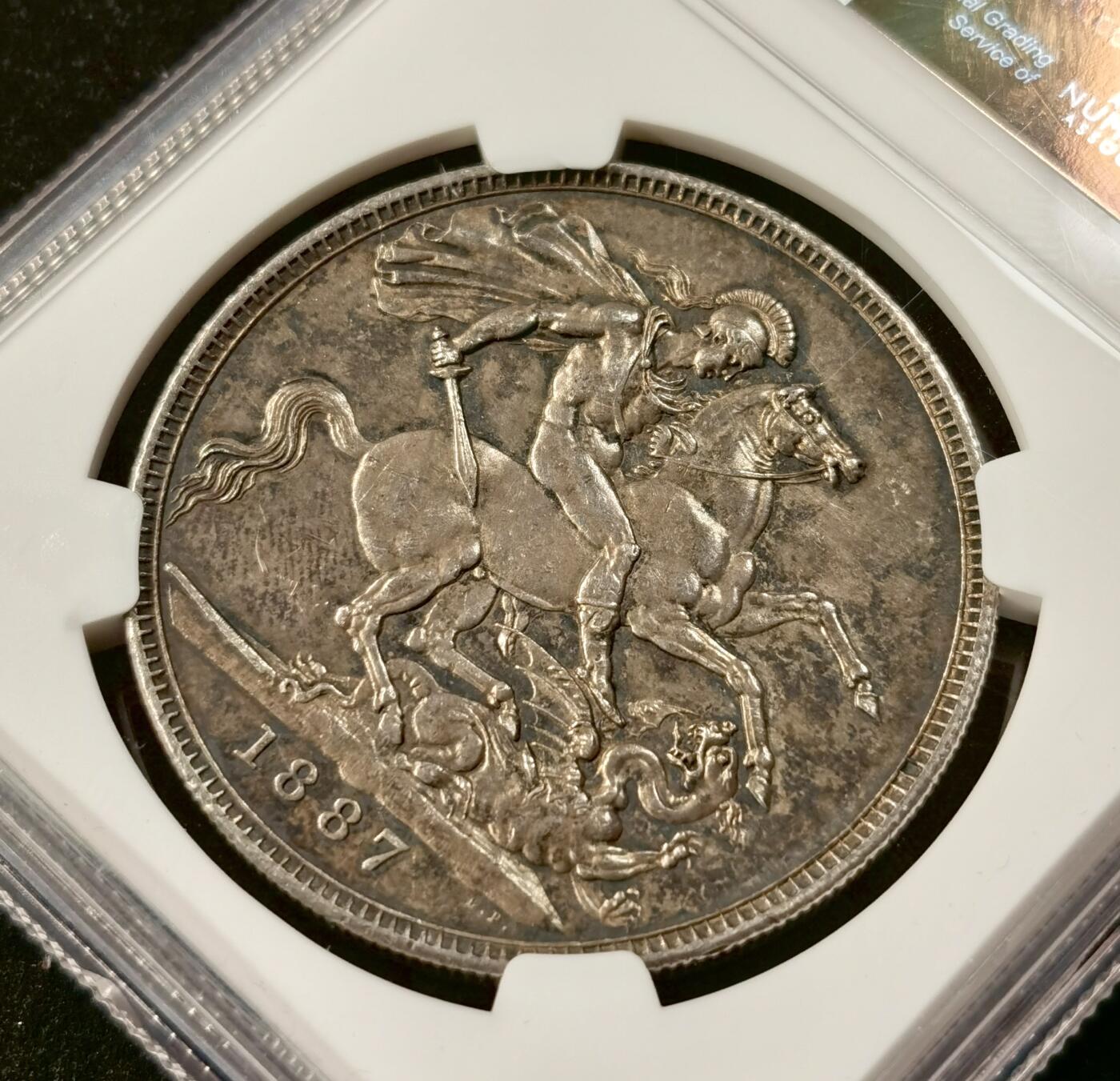 “福币呈祥”新年甄品场（直播拍卖）甄臻铺-世界币章拍卖（第50期），送拍享返佣金等优惠多多 NGC-MS62 英国1887年维多利亚高冠马剑，包浆完美厚重光润，镜面底板透原光