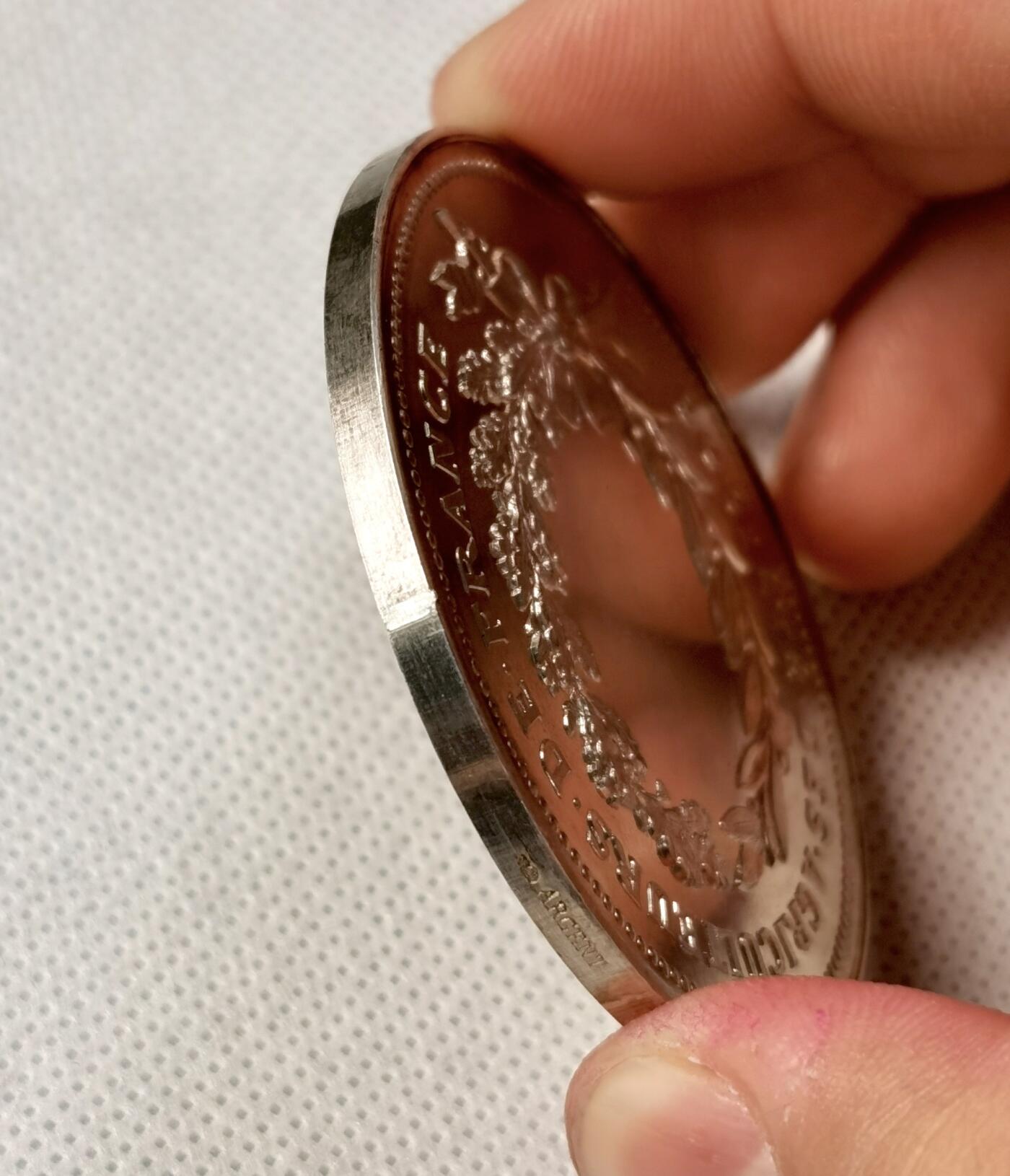 “福币呈祥”新年甄品场（直播拍卖）甄臻铺-世界币章拍卖（第50期），送拍享返佣金等优惠多多 法国农业协会银章，直径55毫米，重77克，丰饶角+ARGENT边铭，品相完好。