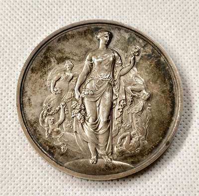 “福币呈祥”新年甄品场（直播拍卖）甄臻铺-世界币章拍卖（第50期），送拍享返佣金等优惠多多 - 1954年英国皇家园艺学会（Royal Horticultural Society）银质奖章，直径55毫米，重70克，浮雕工艺精细，正面为古典女神像，背面环绕花卉和英文铭文，具体见图。奖章为1954年切尔西花展（Chelsea Show）颁发，授予Messrs. Atkinson（Plants）& Co.的岩园展示，历史背景清晰，品相包浆几近完美