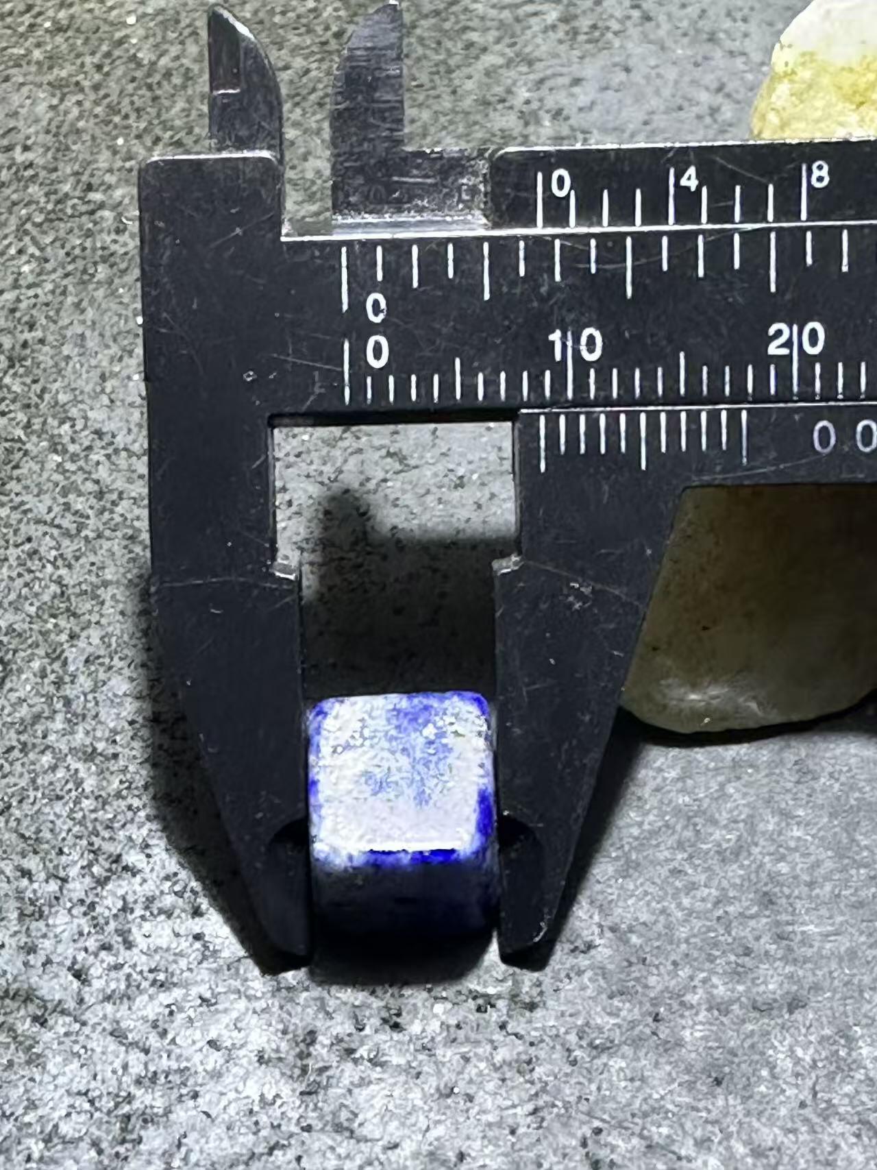 精美阿富汗老矿青金石通货六面方形随形珠一颗，