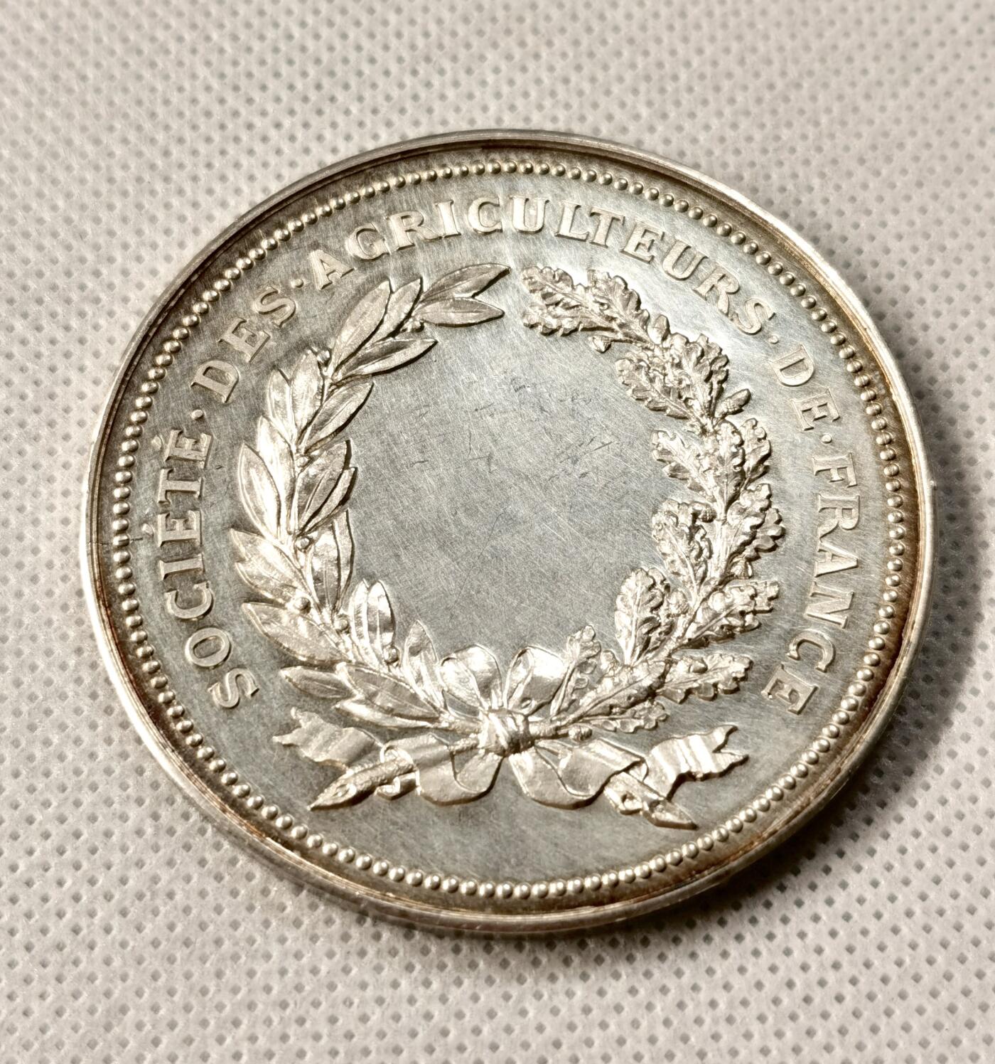 “福币呈祥”新年甄品场（直播拍卖）甄臻铺-世界币章拍卖（第50期），送拍享返佣金等优惠多多 法国农业协会银章，直径55毫米，重77克，丰饶角+ARGENT边铭，品相完好。