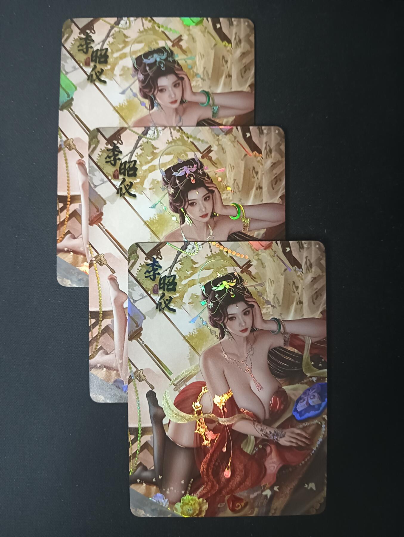 花开卡拍第61期（3月7号周六截拍，品控勿拍!!!拍品不寄存，运费5元（新疆需补运费差价或顺丰到付），自制卡难免瑕疵，可能存在轻微撞角爆边等出厂瑕疵，品控介意勿拍！） 次元鉴赏 三国红颜策 李昭仪 彩闪三渐变