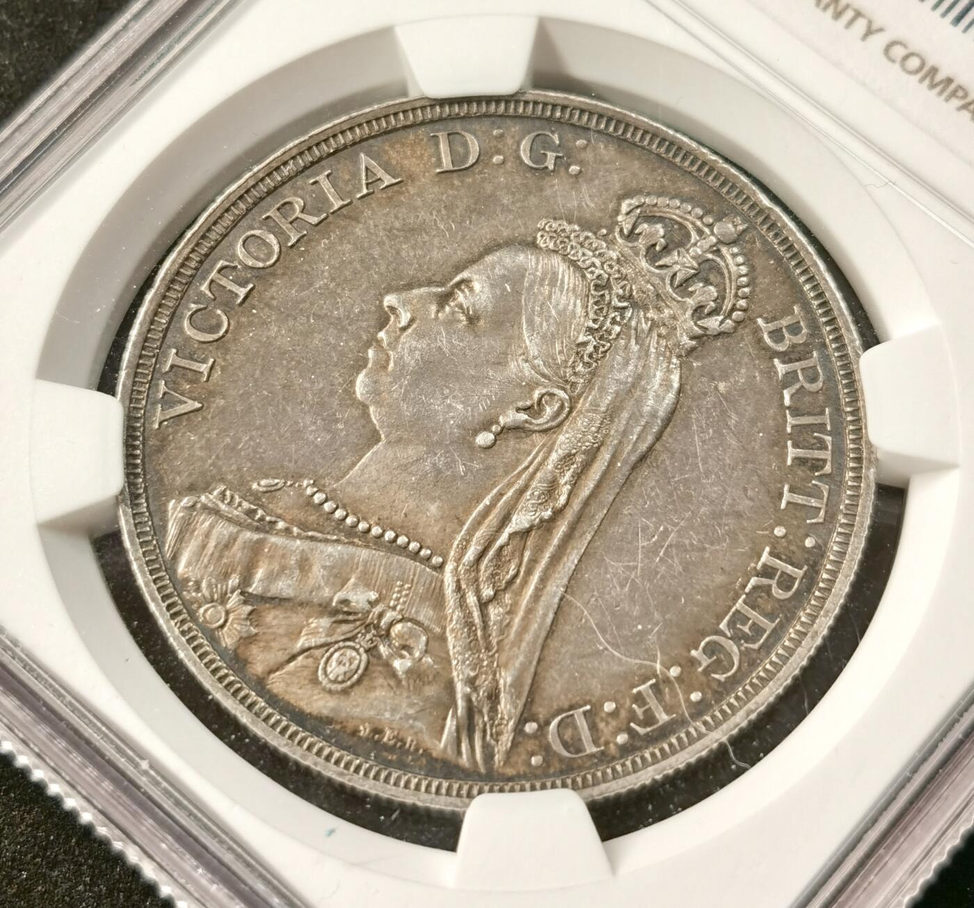 “福币呈祥”新年甄品场（直播拍卖）甄臻铺-世界币章拍卖（第50期），送拍享返佣金等优惠多多 NGC-MS62 英国1887年维多利亚高冠马剑，包浆完美厚重光润，镜面底板透原光