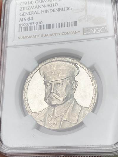 万国钱币拍卖第061期（马年首拍） NGC MS64 1914年德国一战期间兴登堡被任命为帝国陆军元帅纪念银章 深度纯黑底板精铸镜面高浮雕喷砂质感 戎装兴登堡与其家族盾徽异常精美