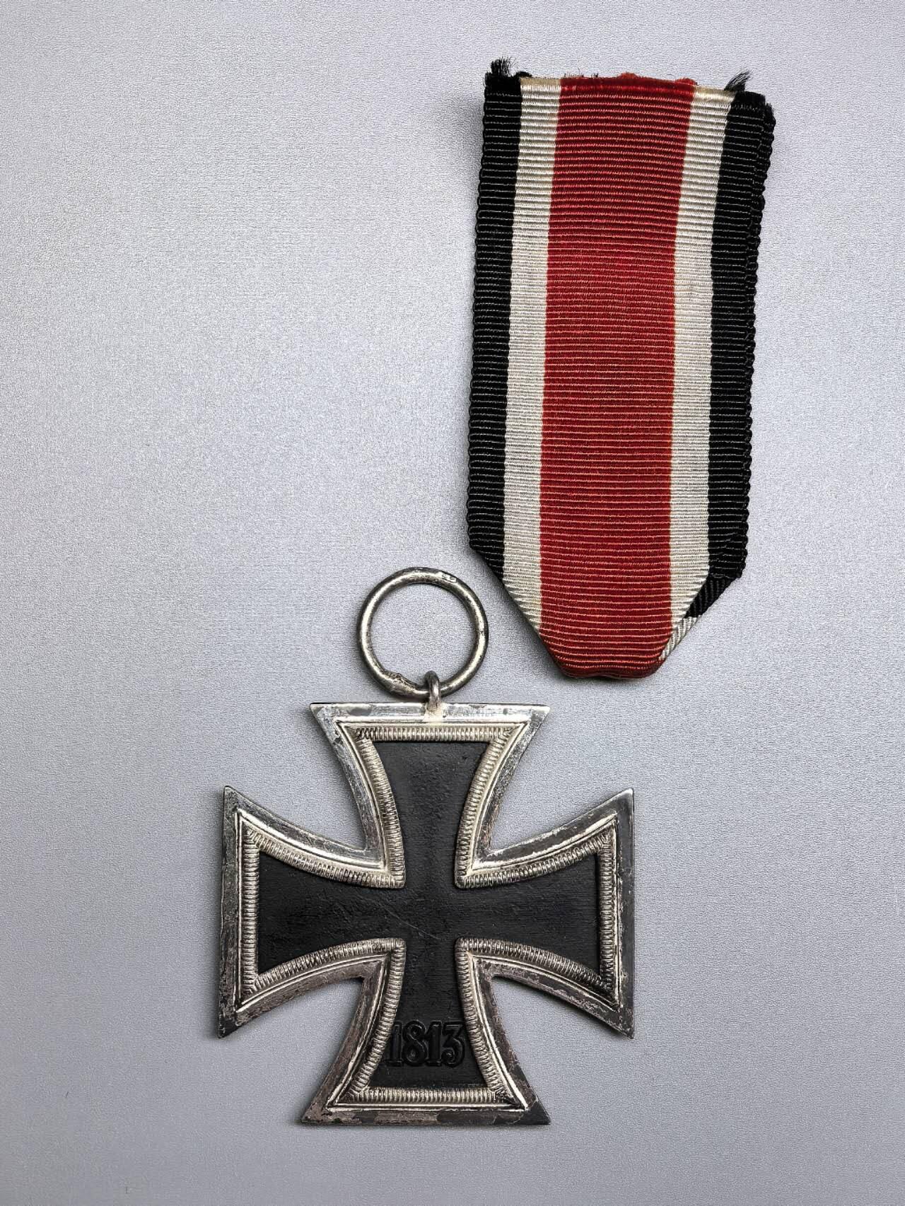 小驴勋章奖章收藏2月22日周日晚六点拍卖（珍爱和平，收藏战争，铭记历史，勿忘国耻，忠党爱国。有偿代拍，送拍规则在简介最后，参拍须阅读规则后再参拍，关系到运费包装发货时效真假辨别等关键信息，拍卖时不再发原图，看大图店主微信码在拍卖店铺介绍里） 得三EKII，铁质核心黑漆，环打13厂标，白油框，漆面轻微佩戴痕迹