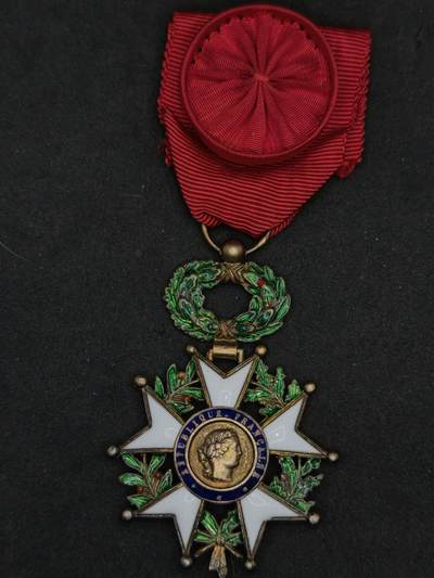 凯旋世界勋赏（第22期新年大拍）（欢迎送拍）（对拍品有疑问请询问客服，不接受到手刀，出价默认拍品品相。请认真阅读拍卖规则！出价默认已认可！）（收到货请录制开箱视频，无视频概不处理问题。） - 法国五共军官级荣誉军团勋章 银制31.8g