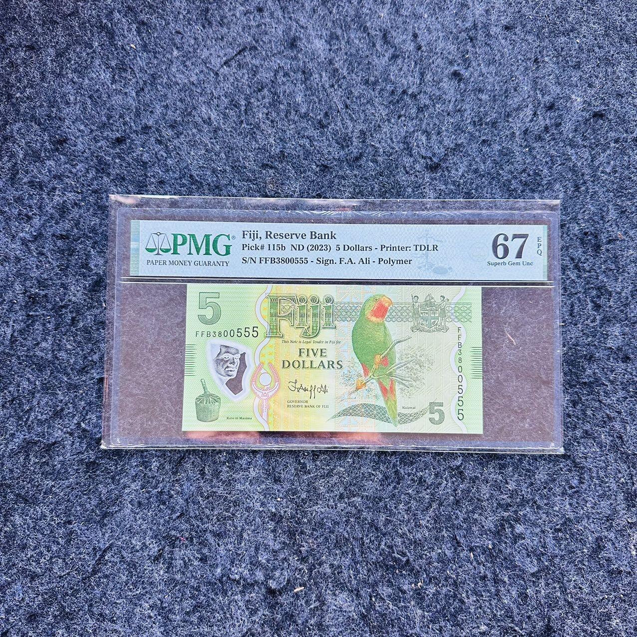 🇨🇳🇺🇳¥ ¥2026🐎新年塑料钞评级钞 斐济2023年5元，豹子号555，(FFB3800555)