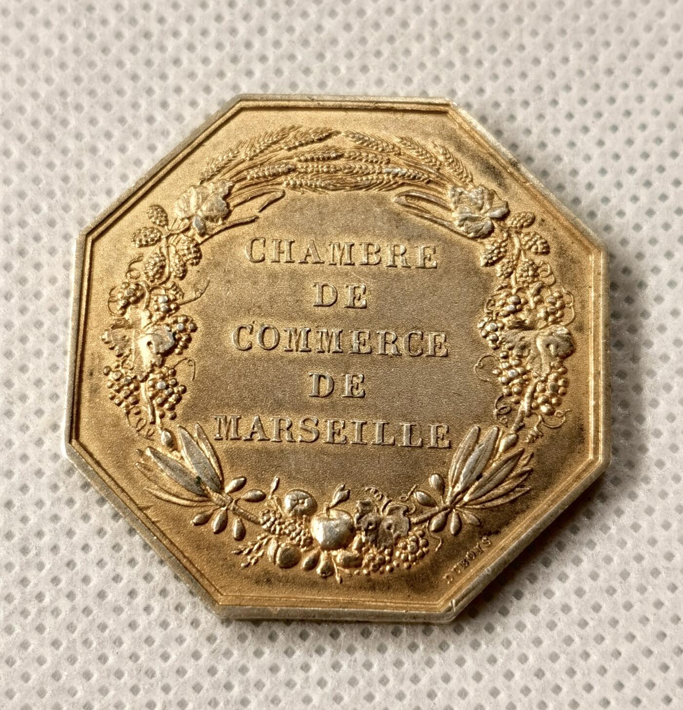 甄臻铺-世界币章拍卖（第51期），送拍享返佣金等优惠多多 法国马赛商会1599年纪念八角代币镀金银章，对边35毫米，重19.9克