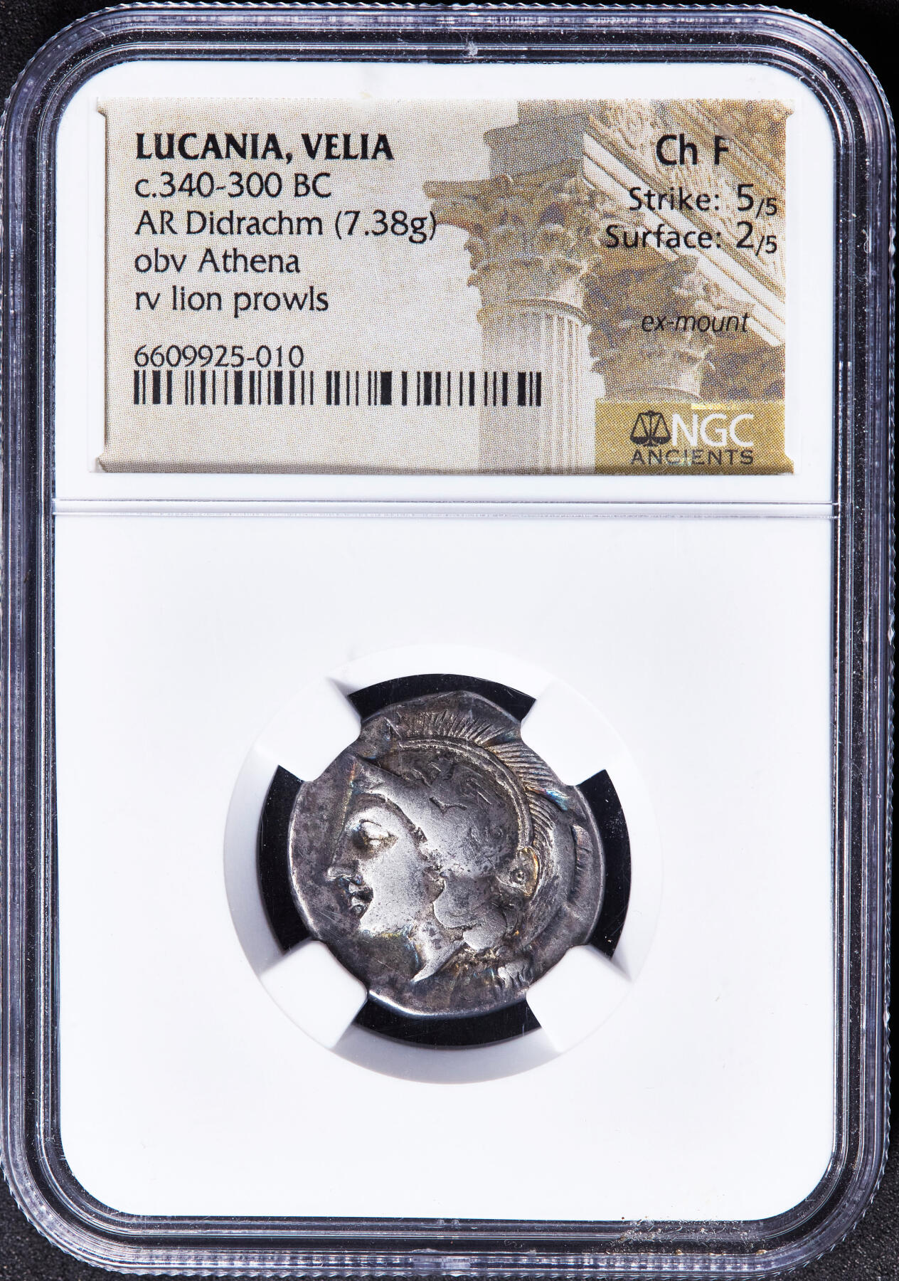 【俄甄集藏】马年新春第一拍 2026年(048)02-25星期三 晚 19:30 全场包邮 古希腊南意大利卢卡尼亚维利亚公元前340-前334年双德拉克马雅典娜狮子银币，NGC Ch F(Str 5/5, Sur 2/5)，维利亚城打制，正面戴阿提卡头盔的雅典娜，背面右行的雄狮，直径：22mm，重：7.38克，五彩包浆