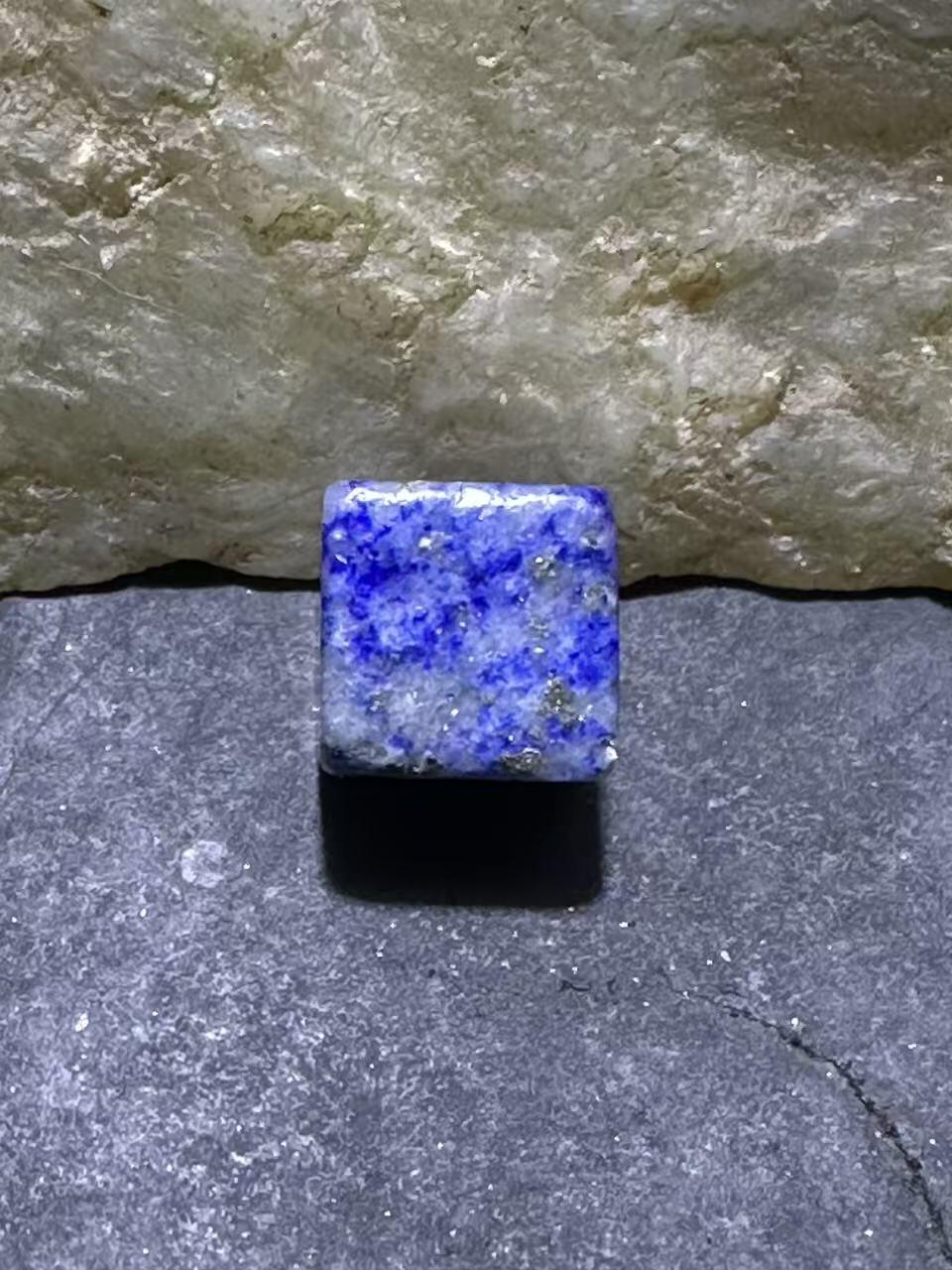 精美阿富汗老矿青金石通货六面方形随形珠一颗，