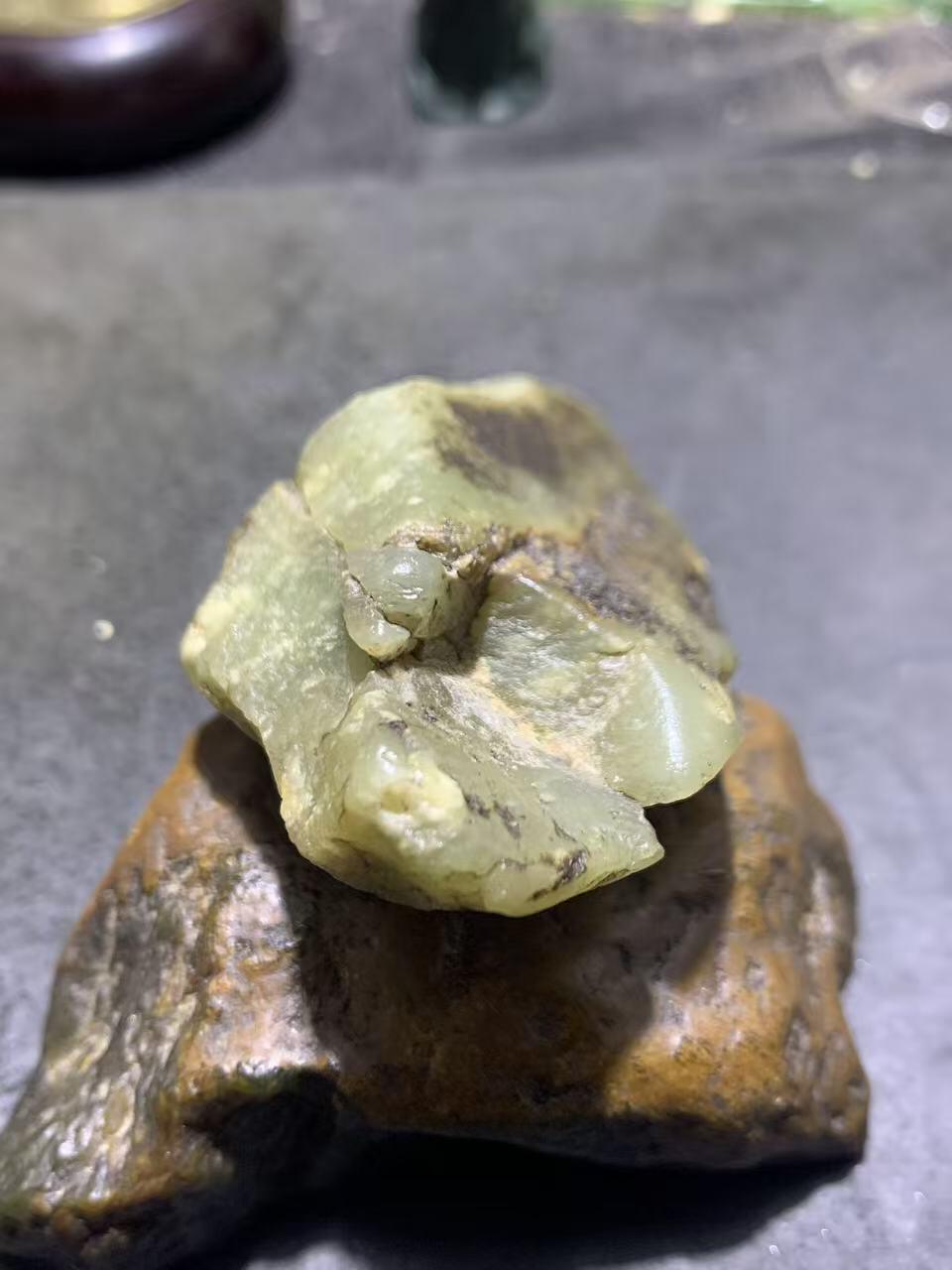 新疆戈壁风化纹和田玉青玉原石一颗，