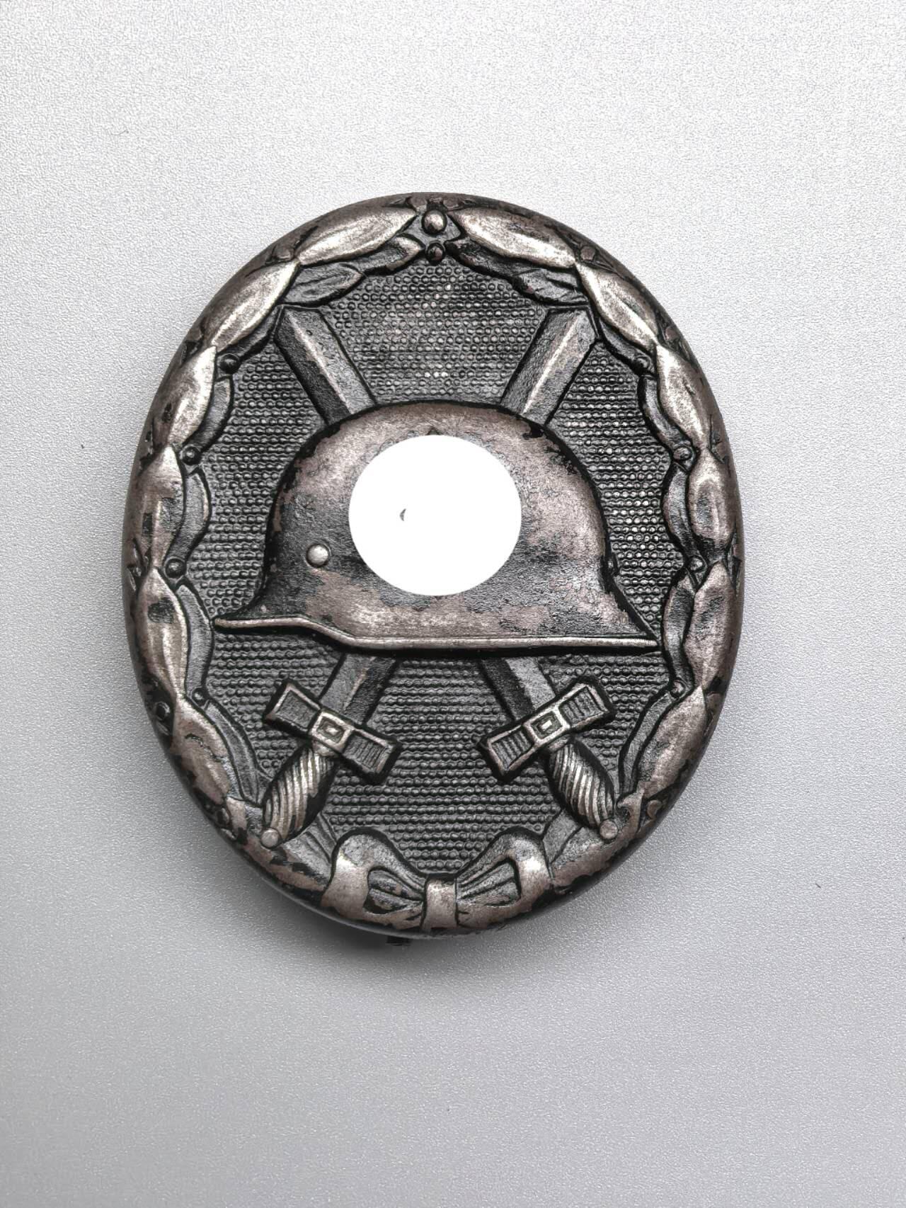 小驴勋章奖章收藏2月22日周日晚六点拍卖（珍爱和平，收藏战争，铭记历史，勿忘国耻，忠党爱国。有偿代拍，送拍规则在简介最后，参拍须阅读规则后再参拍，关系到运费包装发货时效真假辨别等关键信息，拍卖时不再发原图，看大图店主微信码在拍卖店铺介绍里） 双标得三黑色战伤奖章，铁质黑漆，背打L/56厂标，别杆打116标