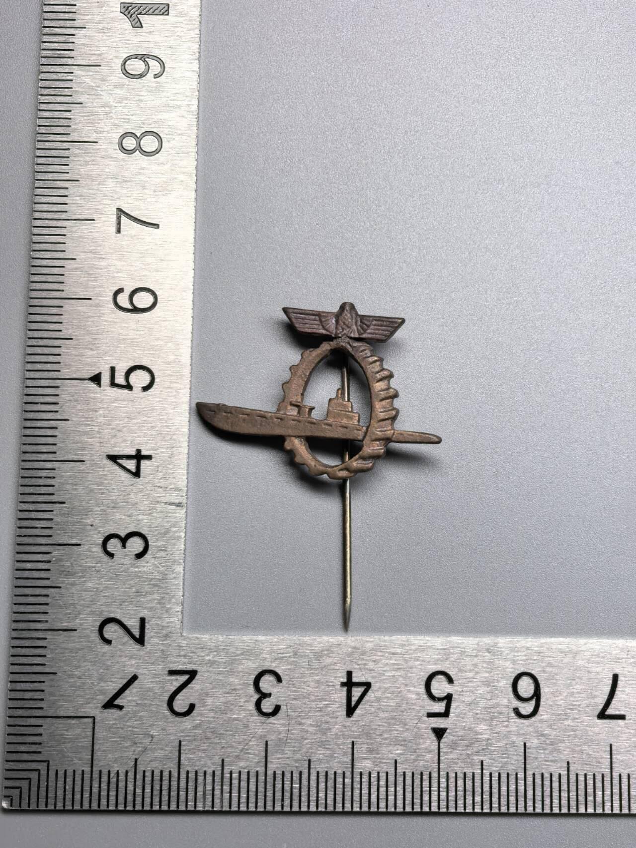 小驴勋章奖章收藏2月22日周日晚六点拍卖（珍爱和平，收藏战争，铭记历史，勿忘国耻，忠党爱国。有偿代拍，送拍规则在简介最后，参拍须阅读规则后再参拍，关系到运费包装发货时效真假辨别等关键信息，拍卖时不再发原图，看大图店主微信码在拍卖店铺介绍里） 潜艇领口插针样式徽章