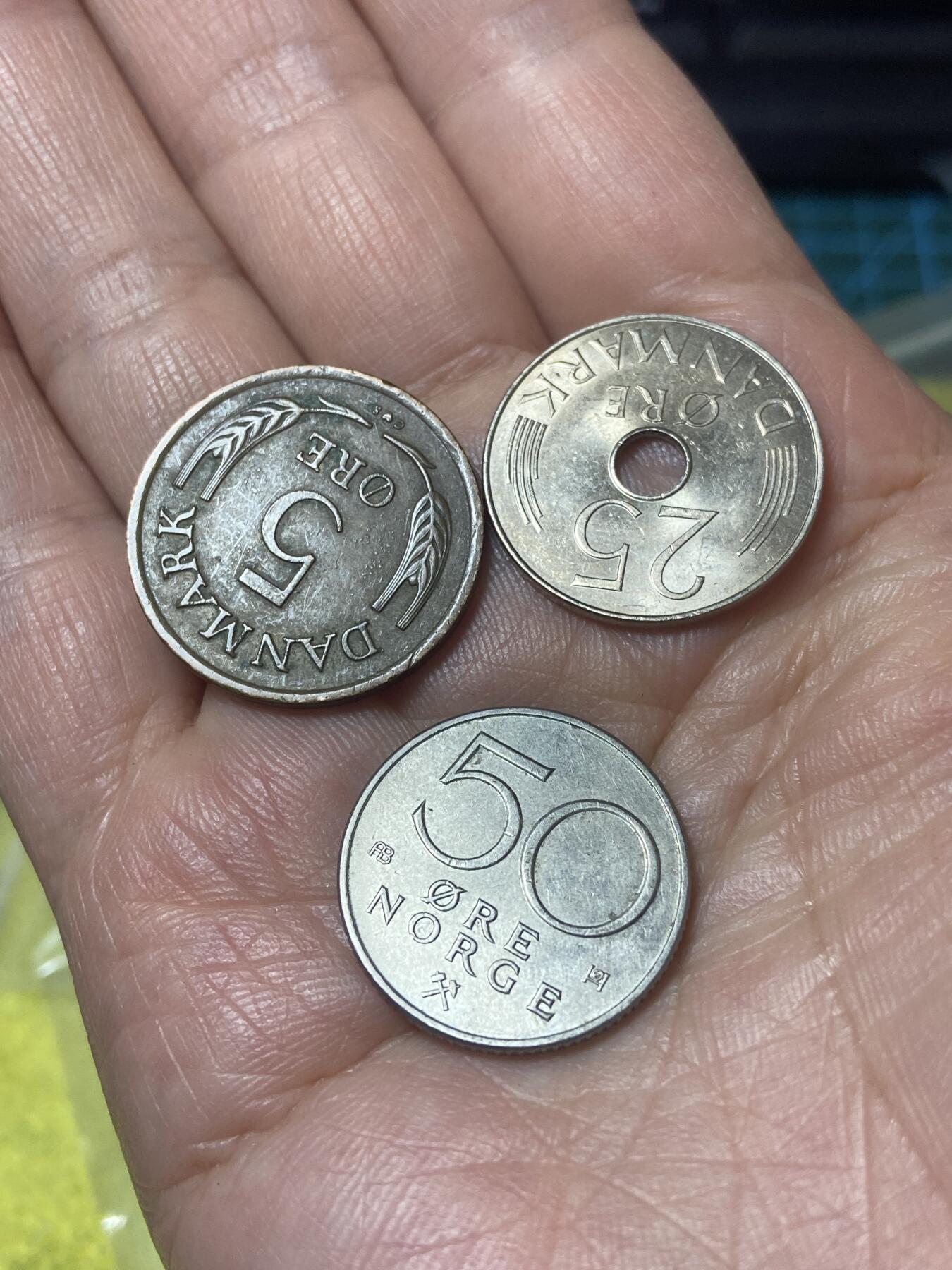 2026年第二十四场(总第一百九十三场）外国好品散币场(免佣金) 北欧各国散币3枚：丹麦🇩🇰1964年5欧尔，1984年25欧尔，挪威🇳🇴1974年50欧尔