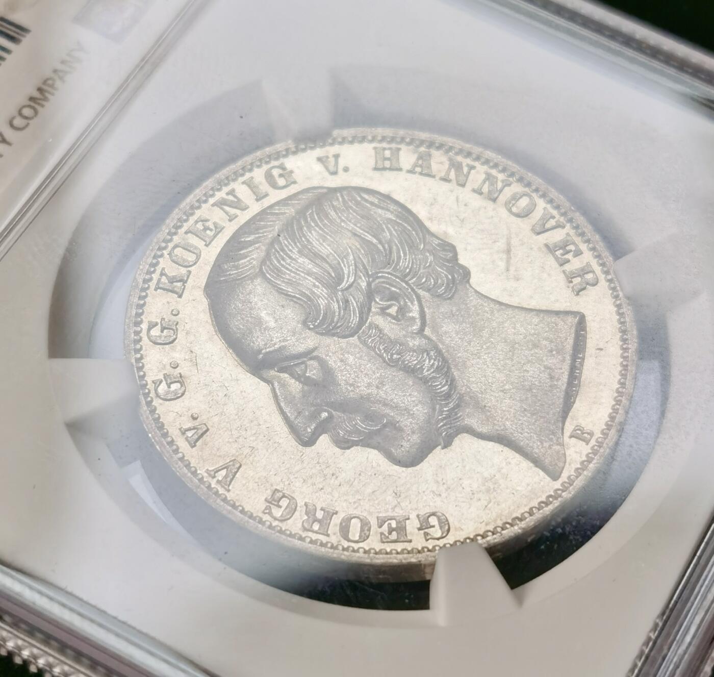 “福币呈祥”新年甄品场（直播拍卖）甄臻铺-世界币章拍卖（第50期），送拍享返佣金等优惠多多 NGC-MS61 1865年德意志汉诺威王朝弗里斯兰橡树泰勒，橡树叶一颗一颗如风中飘逸，人物盔甲几乎无磨损，细节饱满，个人认为严重低评，周围箴言“起来吧，自由的弗里斯兰人”，发行量才2000枚，卖一枚少一枚的存在，银价暴涨别错过。