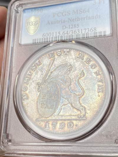 万国钱币拍卖第061期（马年首拍） PCGS MS64 1790年奥地利属荷兰狮子持剑护盾3弗洛林大银 布鲁塞尔造币厂铸 单年发行44000枚 仅在短暂的布拉班特革命期间发行 这是一场反对哈布斯堡王朝统治的起义 其设计摒弃了国王名字或形象 雄狮右手持剑左手自由盾 背面11个邦徽环绕 原味深打初铸状态 孔雀绿倒影式欧陆浓郁包浆均匀附着 高分越来越罕见的品种 错过难再的顶级收藏品 今年1月HA纽约63分成交价4500美金
