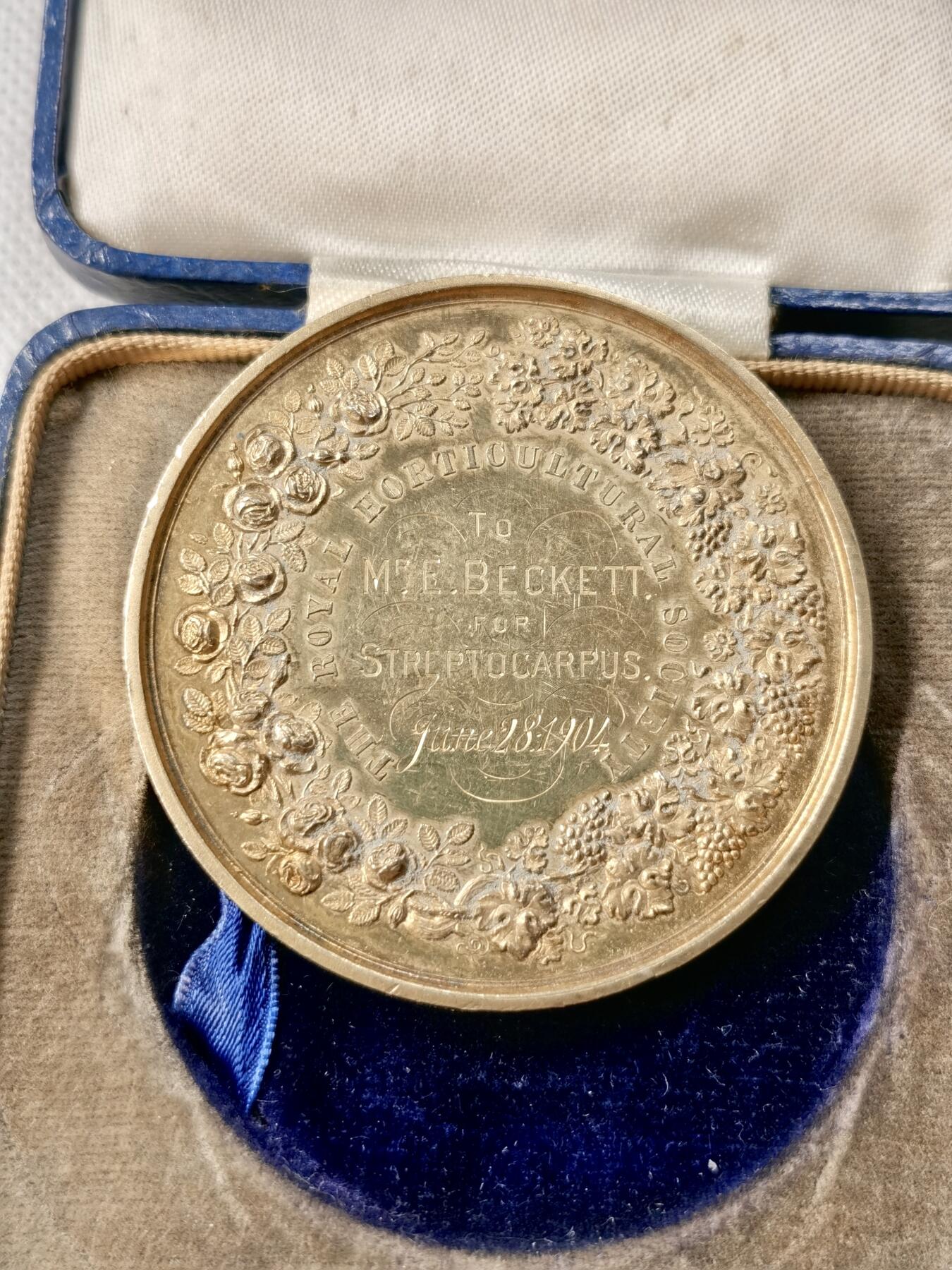 “福币呈祥”新年甄品场（直播拍卖）甄臻铺-世界币章拍卖（第50期），送拍享返佣金等优惠多多 1904年英国皇家园艺学会颁发的获奖镀金银章，直径55毫米，重70.3克，带原盒，英国皇家造币厂首席雕刻师威廉·怀恩（William Wyon）作品，模具刻制于1836年。