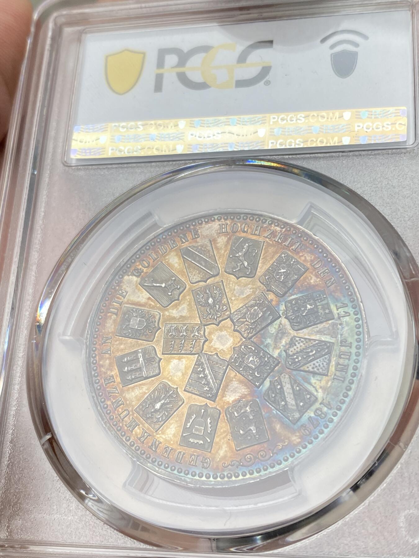 万国钱币拍卖第061期（马年首拍） PCGS SP63 1877年德国普鲁士威廉一世与奥古斯塔皇后金婚纪念银章 RR级珍稀品种 高浮雕17个联邦州纹章代表祝贺 通体七色虹彩包浆环绕 极美收藏级