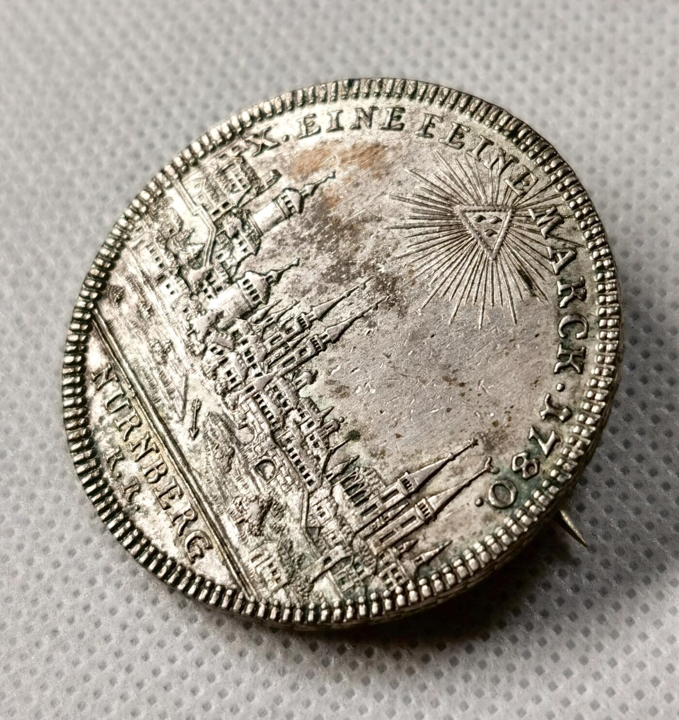 “福币呈祥”新年甄品场（直播拍卖）甄臻铺-世界币章拍卖（第50期），送拍享返佣金等优惠多多 1780神圣罗马帝国纽伦堡城市景观泰勒大银币，正反面均细节精彩，币面五彩老包浆，后改胸针，佩戴休闲西装效果一流。