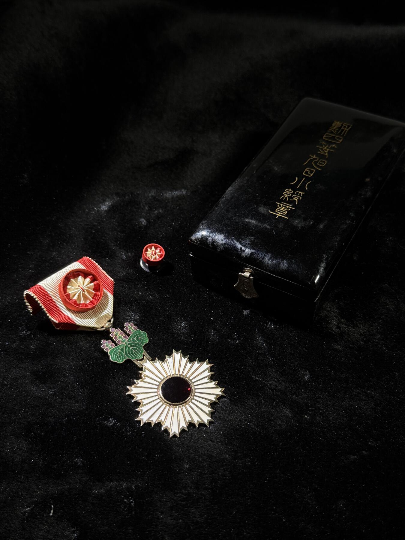 欢庆春节！戎马世界章牌大赏第111期春节大拍 勋四等旭日章，金字盒