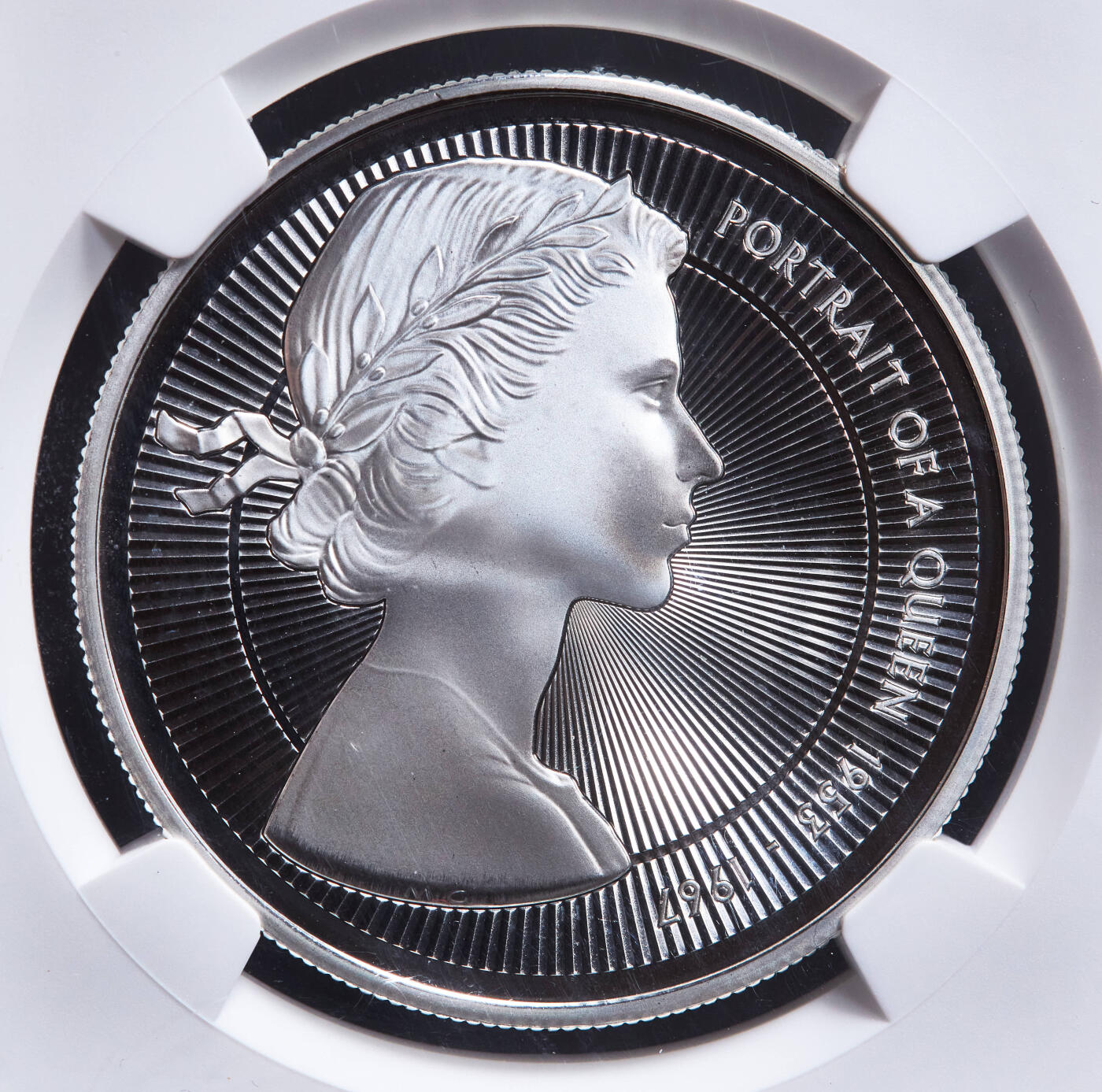 【俄甄集藏】马年新春第一拍 2026年(048)02-25星期三 晚 19:30 全场包邮 英国2026年纪念伊丽莎白二世钱币第一版肖像5镑精制大银币，NGC PF69UC，重28.28克，925银，设计精美