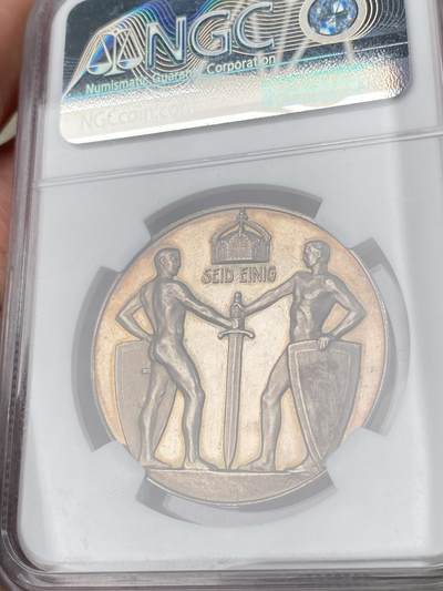 万国钱币拍卖第061期（马年首拍） NGC MS62 1915年德国帝国脊梁俾斯麦百岁诞辰纪念大银章 高浮雕镜面名誉品种 通体均匀玫瑰淡彩 双武士守卫百年建功