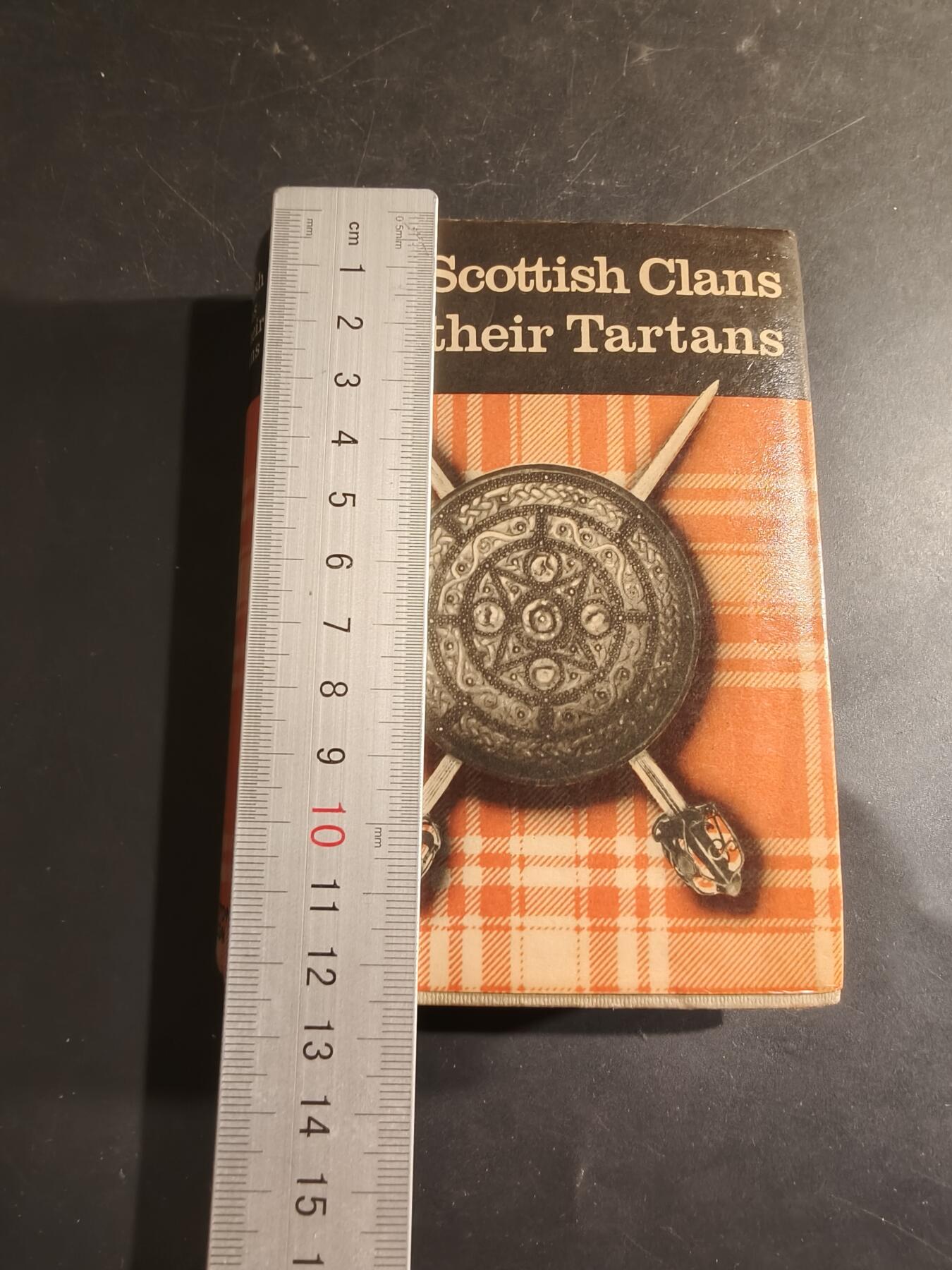 老王徽章第182期 《英国苏格兰各民族与格子布介绍》    100-200页厚度