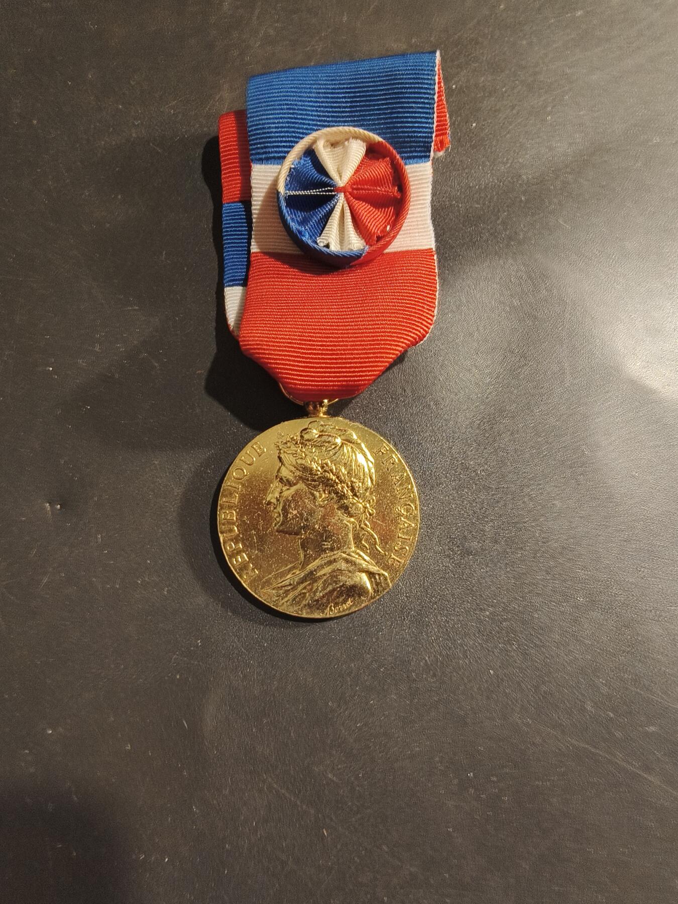 老王徽章第182期 法国金级劳工奖章    1994年实发   925银镀金   13.5g