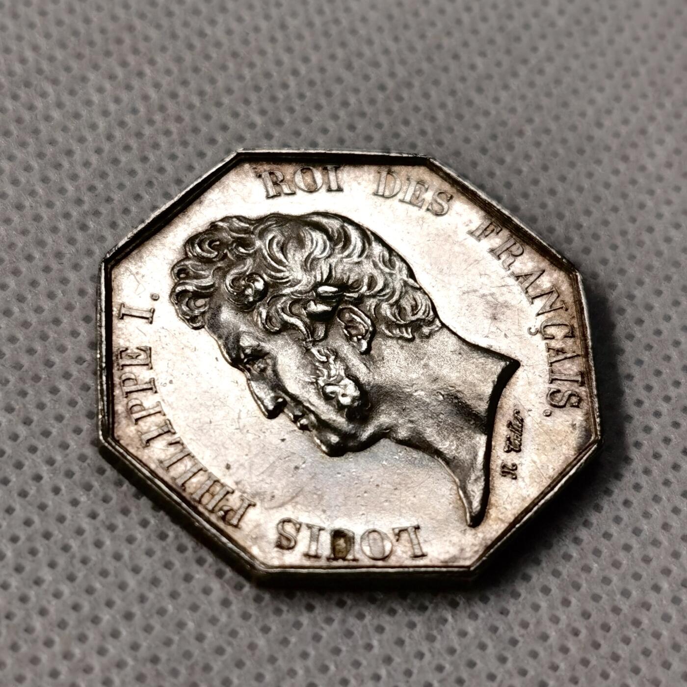 “福币呈祥”新年甄品场（直播拍卖）甄臻铺-世界币章拍卖（第50期），送拍享返佣金等优惠多多 19世纪法国路易菲利普一世银章，对边32毫米，重14克，少见品种，带稀少的油灯边铭。正面刻有路易菲利普一世头像，背面“CHAMBRE DE COMMERCE HAVRE DE GRACE”字样，船和港口图案，工艺精细，细节丰富。