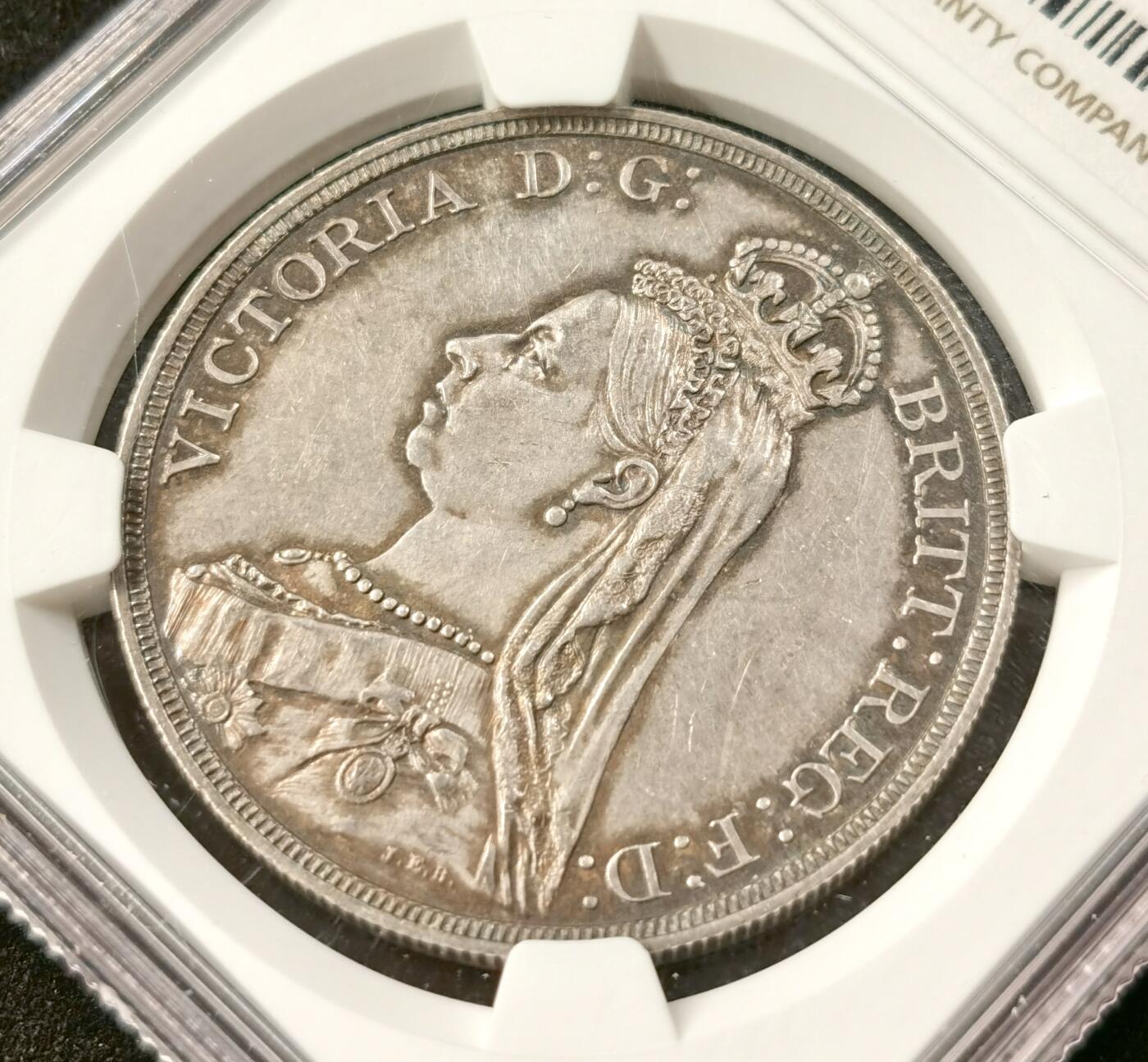 “福币呈祥”新年甄品场（直播拍卖）甄臻铺-世界币章拍卖（第50期），送拍享返佣金等优惠多多 NGC-MS62 英国 1887年 维多利亚一世女王高冠马剑克朗银币，包浆漂亮，深打极美品！