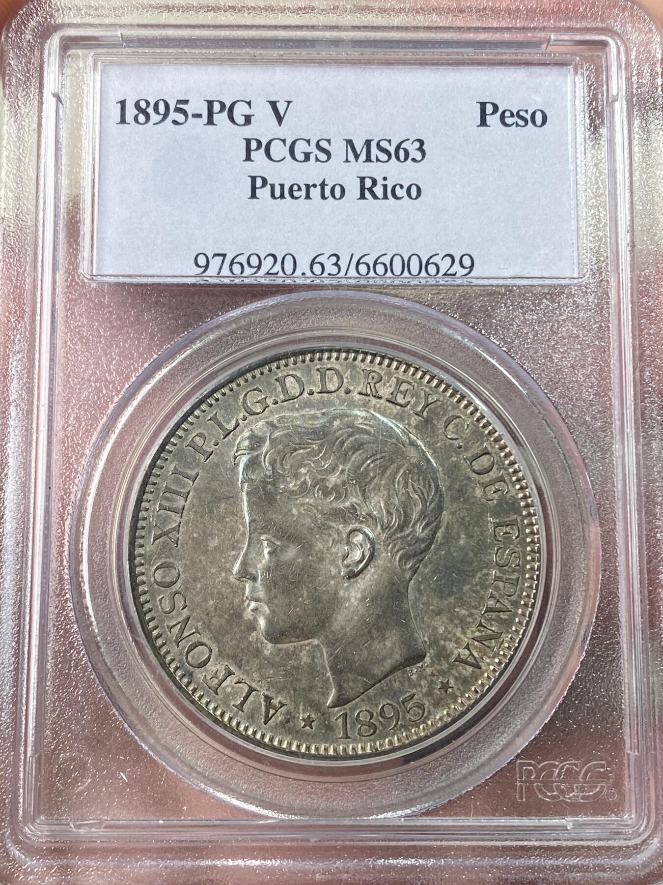 万国钱币拍卖第061期（马年首拍） PCGS MS63 1895年西属波多黎各阿方索十三世1比索大银 难得一见的后期西属大银品种 极美孔雀绿五彩裹身 PCGS古董老白盒顶级状态 22年HA同分成交价9000美金