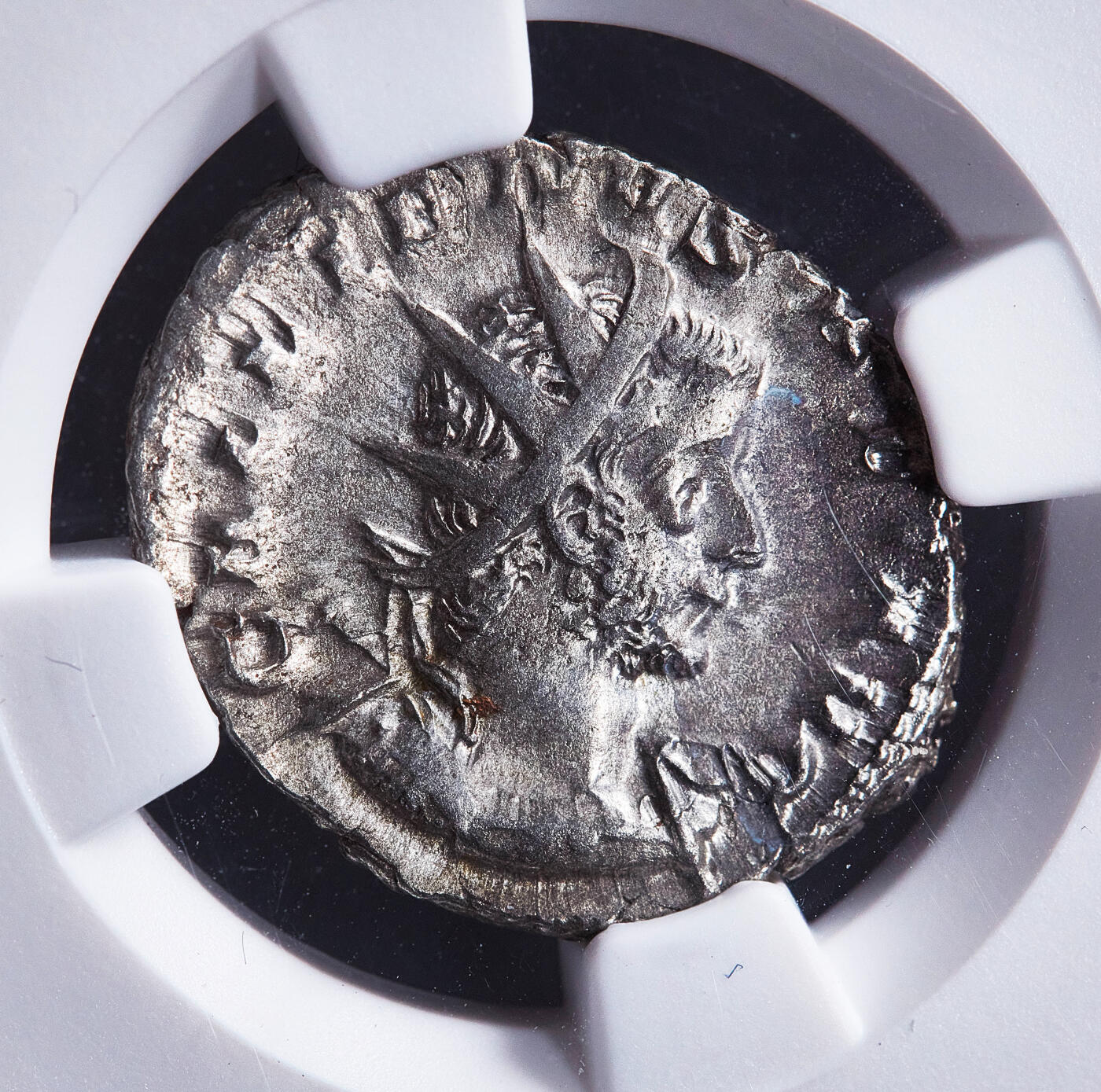 【俄甄集藏】马年新春第一拍 2026年(048)02-25星期三 晚 19:30 全场包邮 古罗马帝国公元255-258年加里恩怒斯日耳曼胜利纪念双狄纳里银币，NGC AU，早期版美品，特殊标签，卢格都诺姆造币厂打制，正面加里恩努斯芒冠面右像，币文“虔敬幸运的奥古斯都”；背面胜利女神站在球上向前伸出桂冠，两边各有一俘虏，币文“日耳曼尼亚的胜利”，直径：22mm