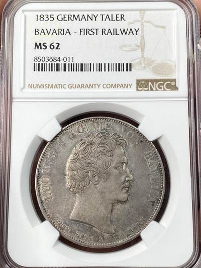 万国钱币拍卖第061期（马年首拍） - NGC MS62 1835年德国巴伐利亚路德维希一世纪念巴伐利亚第一条蒸汽铁路开通纪念大泰勒 为了庆祝1835年纽伦堡到菲尔特的德国第一条蒸汽铁路开通 路德维希一世敕令发行此枚历史泰勒加以纪念 象征巴伐利亚的女神扶靠于双翅之轮上 手持墨丘利权杖与月桂花环 女神脚边石柱上的圆锥球是一种计时工具 预示列车准时准点 历史泰勒中的高难罕见品种 原味优雅清灰淡彩极美收藏级