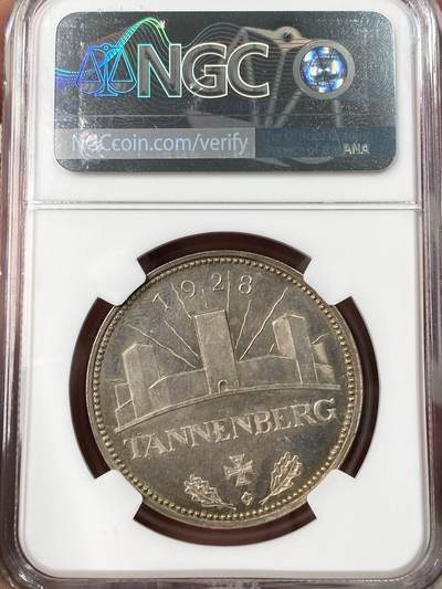 万国钱币拍卖第061期（马年首拍） NGC MS63 1928年德国魏玛共和国总统兴登堡坦能堡大捷纪念馆落成银章 精制镜面喷砂原味深五彩极美 此建筑也成为兴登堡魂归之处 在三帝国战败前 德军炸毁了此处并迁移兴登堡墓地（评级盒下方破损）