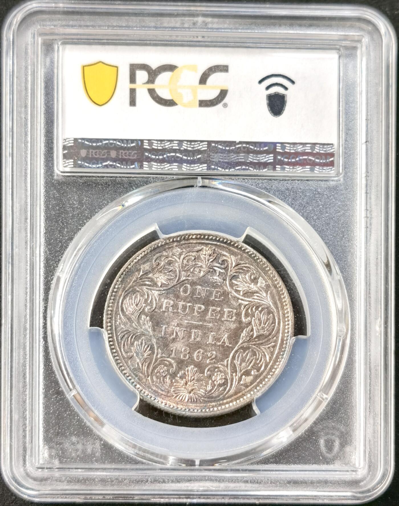 “福币呈祥”新年甄品场（直播拍卖）甄臻铺-世界币章拍卖（第50期），送拍享返佣金等优惠多多 PCGS MS62 1862年英属印度一卢比银币 金虹包浆 背面带一抹孔雀绿彩
