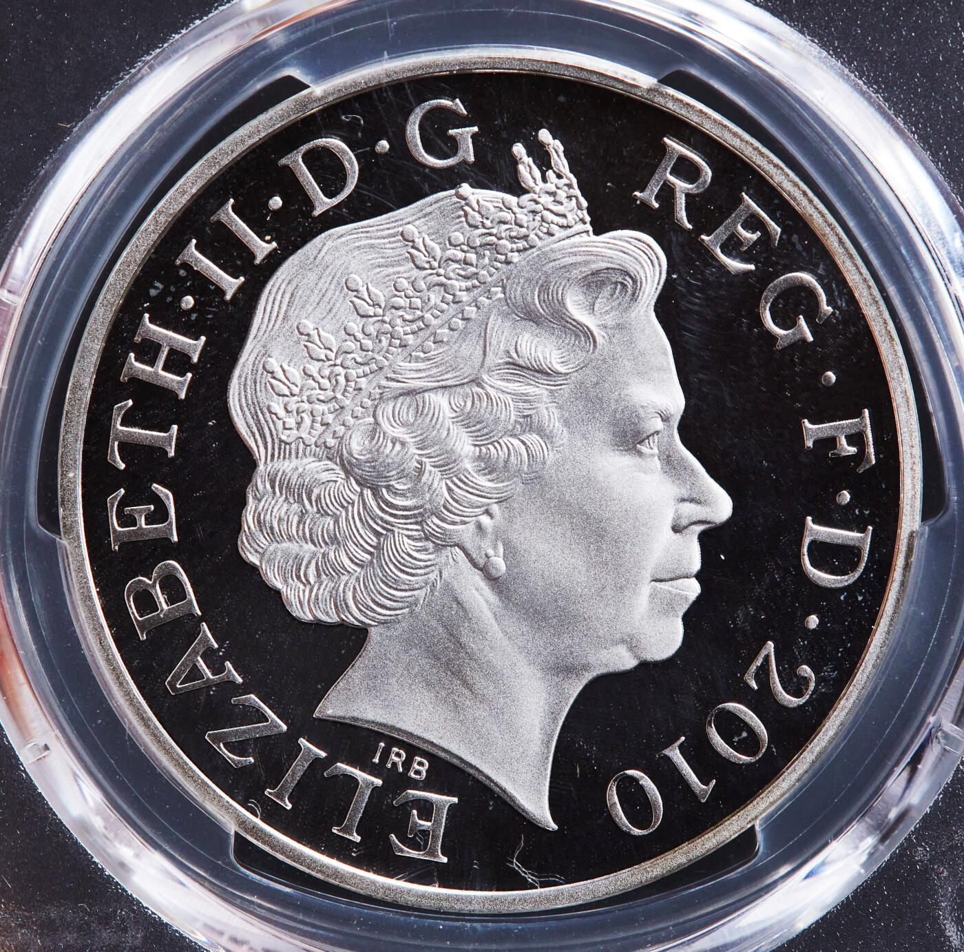 【俄甄集藏】马年新春第一拍 2026年(048)02-25星期三 晚 19:30 全场包邮 英国2010年伊拉莎白二世纪念君主制重建350周年5镑精制大银币，PCGS PR68DC，重28.28克，925银，发行量6518枚，少见品种