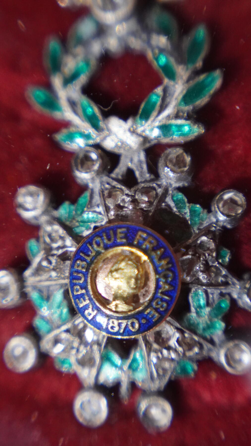 欢庆春节！戎马世界章牌大赏第111期春节大拍 法国荣誉军团珠宝商定制mini章一套，已装裱，荣誉军团勋章银制满镶钻，棕榈勋章顶部镶嵌一颗钻石，整体品相非常好