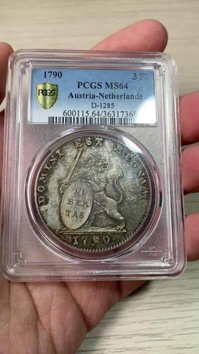 万国钱币拍卖第061期（马年首拍） PCGS MS64 1790年奥地利属荷兰狮子持剑护盾3弗洛林大银 布鲁塞尔造币厂铸 单年发行44000枚 仅在短暂的布拉班特革命期间发行 这是一场反对哈布斯堡王朝统治的起义 其设计摒弃了国王名字或形象 雄狮右手持剑左手自由盾 背面11个邦徽环绕 原味深打初铸状态 孔雀绿倒影式欧陆浓郁包浆均匀附着 高分越来越罕见的品种 错过难再的顶级收藏品 今年1月HA纽约63分成交价4500美金